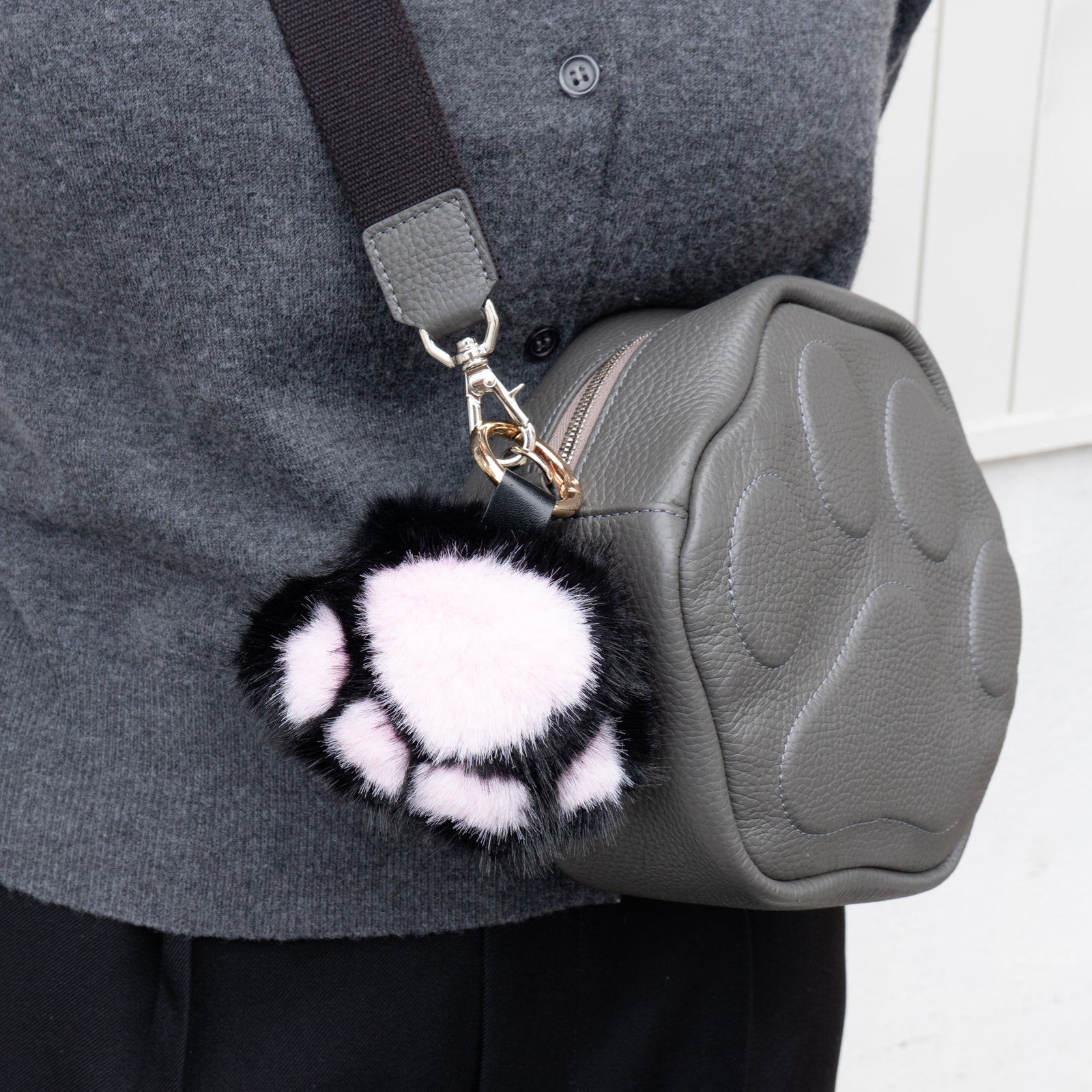 【12/7(日)22:00~ 26時間限定販売】もふもふBIG肉球チャーム / ブラック×ピンク