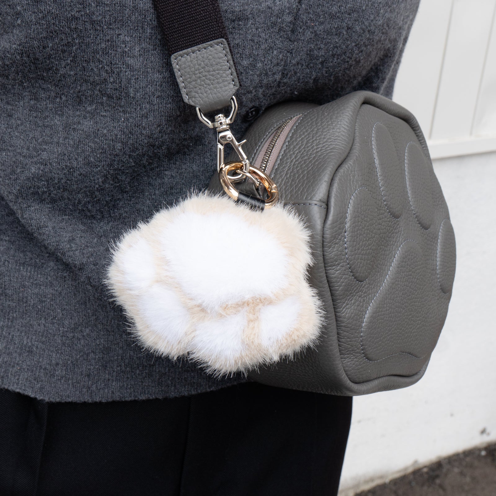 【12/7(日)22:00~ 26時間限定販売】もふもふBIG肉球チャーム / ベージュ