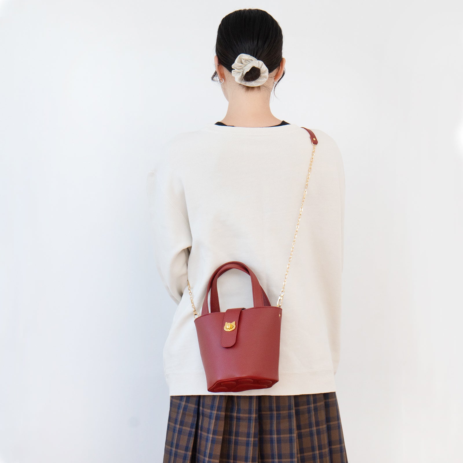 チェーンショルダー付きミニバッグ・PAW (パウ) / ボルドー