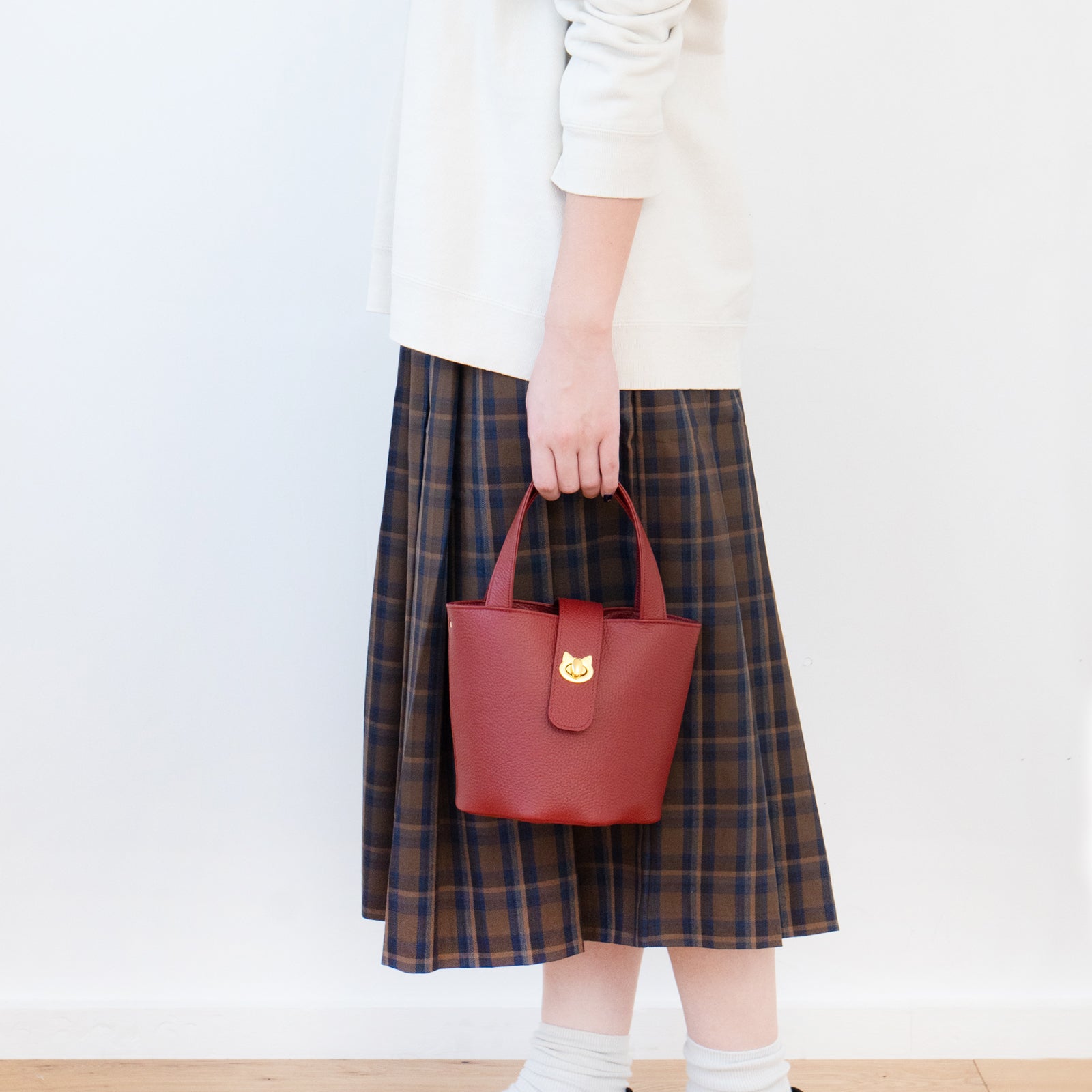 チェーンショルダー付きミニバッグ・PAW (パウ) / ボルドー