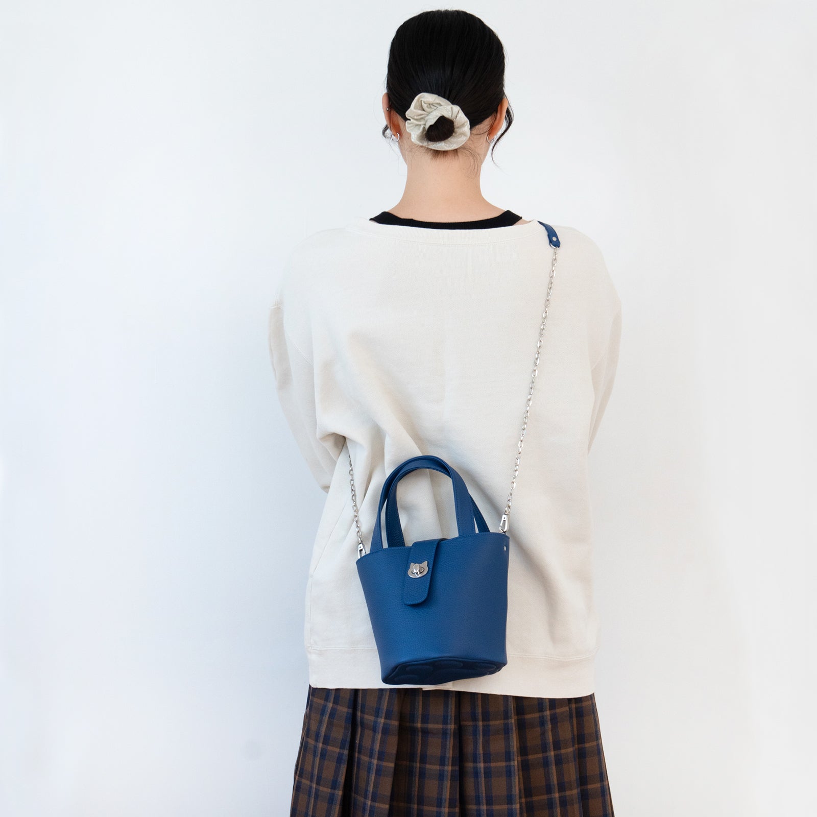 チェーンショルダー付きミニバッグ・PAW (パウ) キュイール・マッシュ / ロイヤルブルー