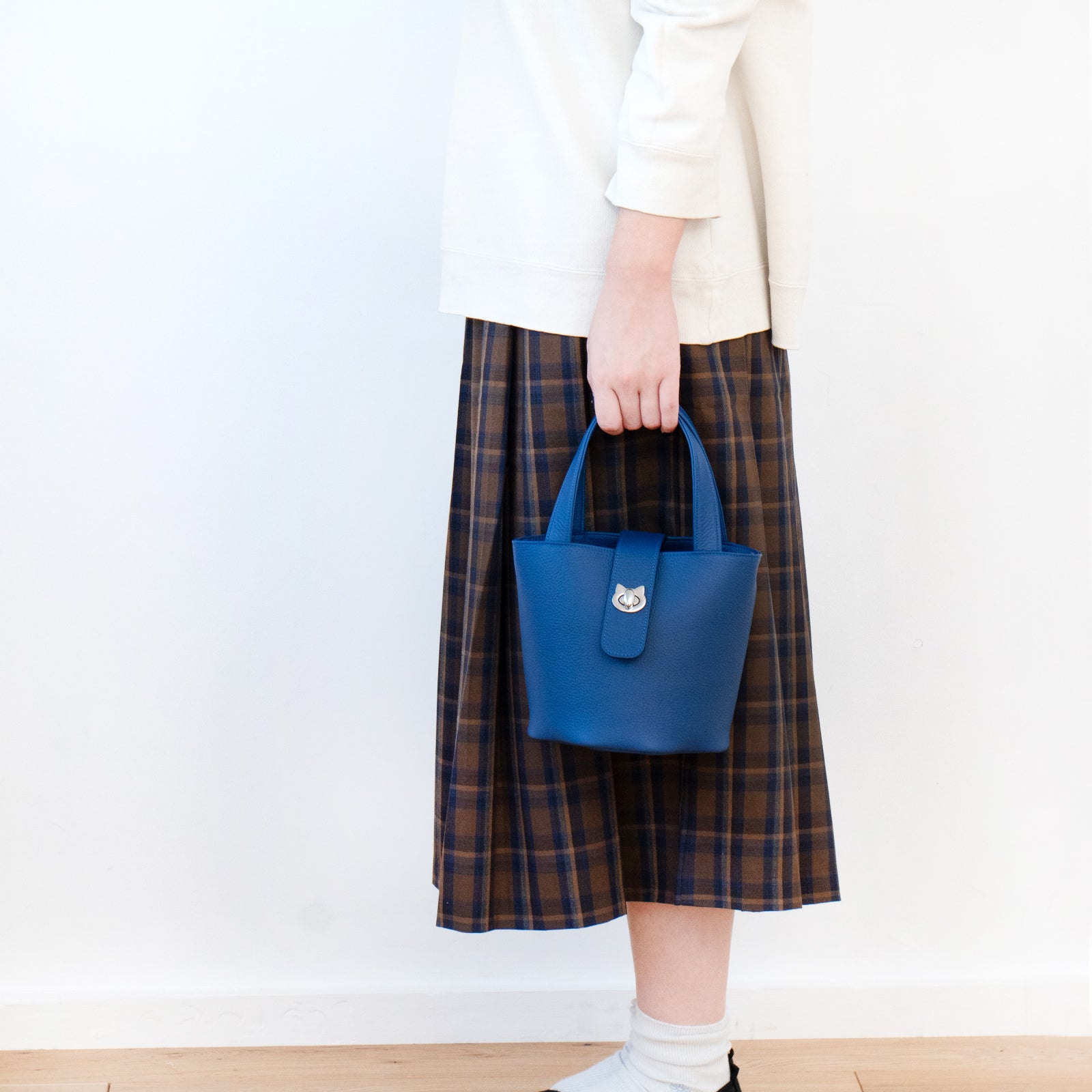 チェーンショルダー付きミニバッグ・PAW (パウ) キュイール・マッシュ / ロイヤルブルー