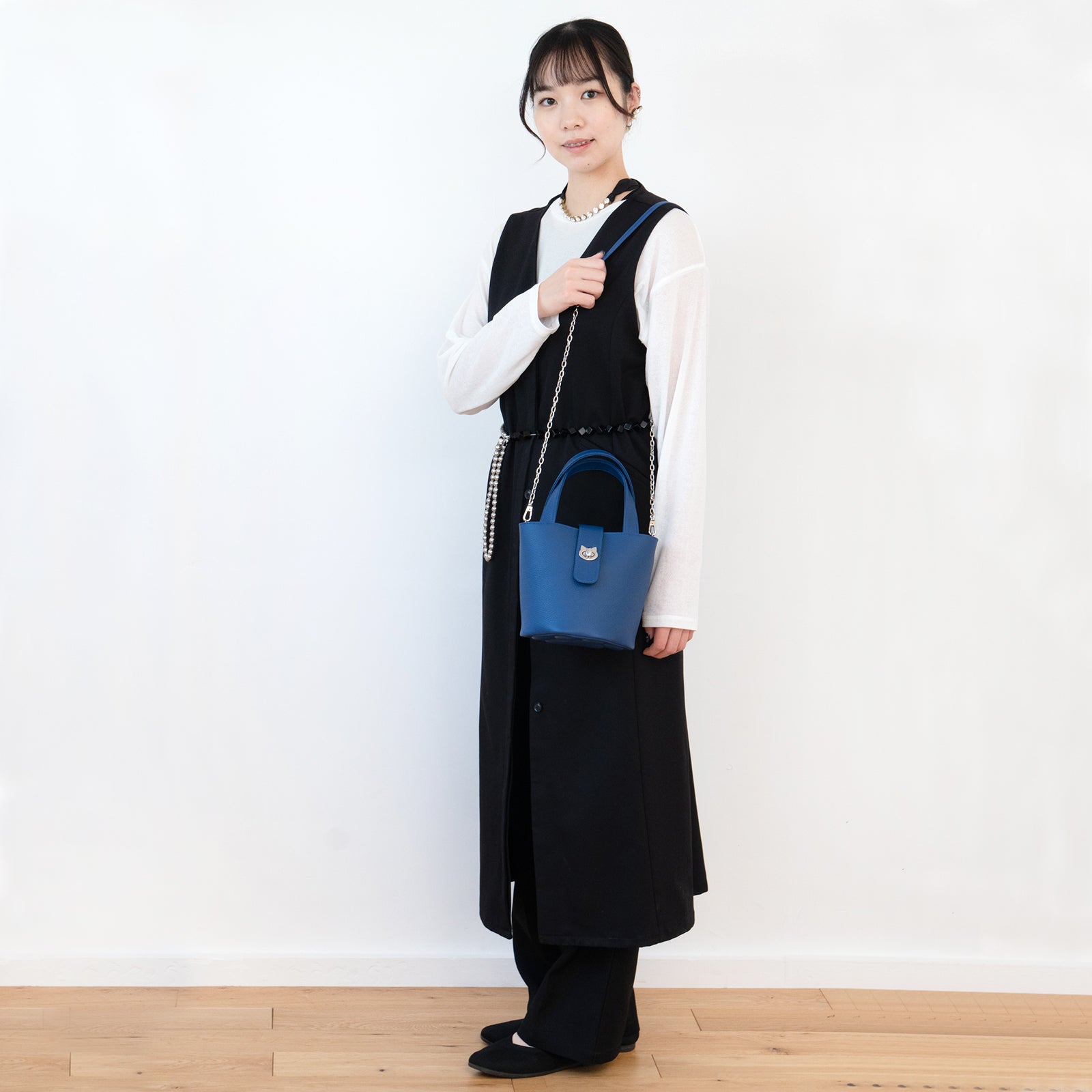 チェーンショルダー付きミニバッグ・PAW (パウ) キュイール・マッシュ / ロイヤルブルー