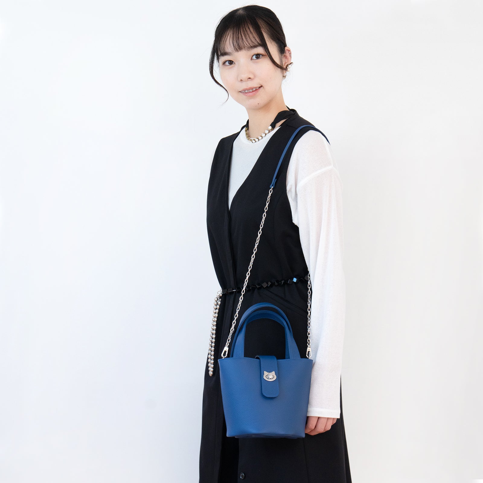 チェーンショルダー付きミニバッグ・PAW (パウ) キュイール・マッシュ / ロイヤルブルー