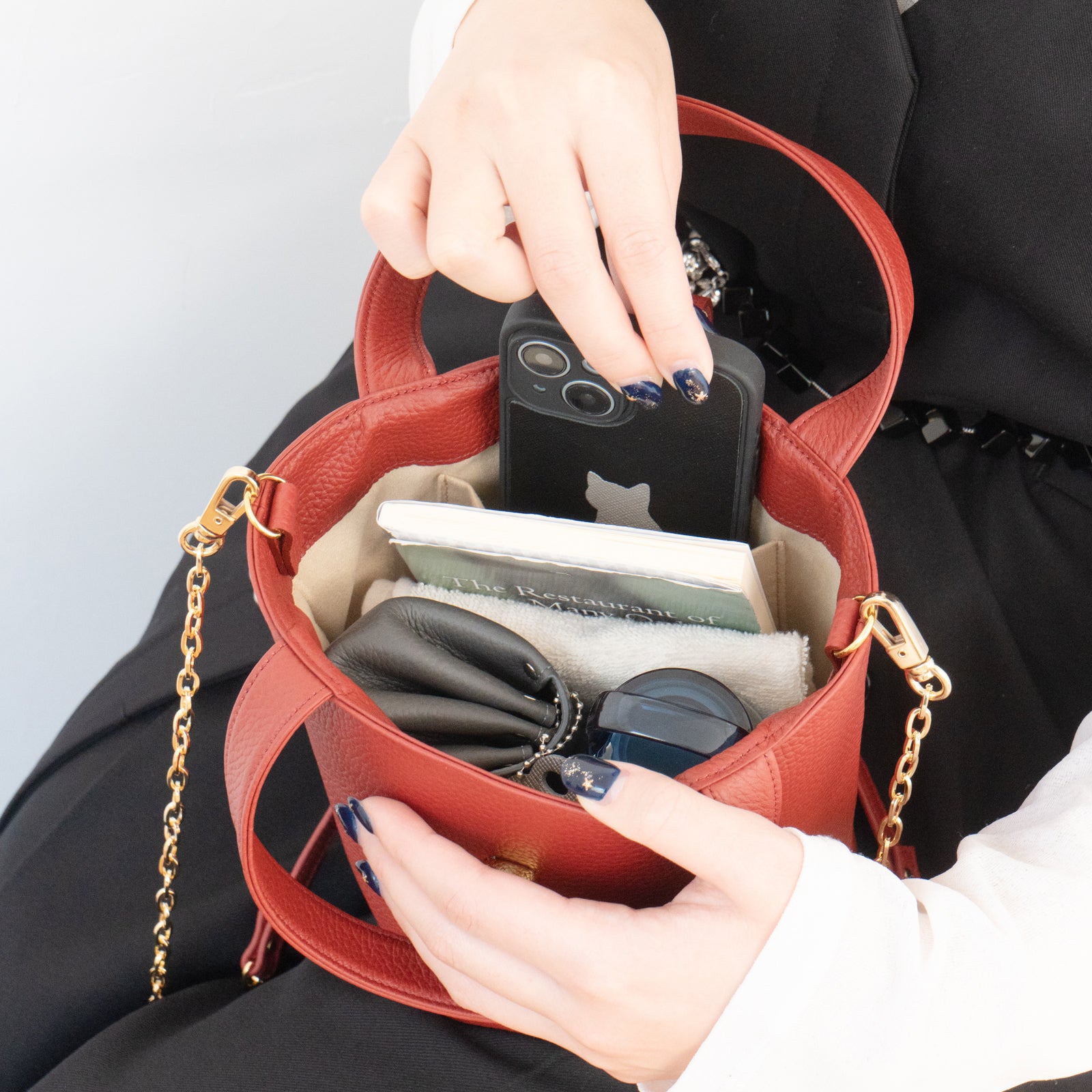 チェーンショルダー付きミニバッグ・PAW (パウ) / ボルドー