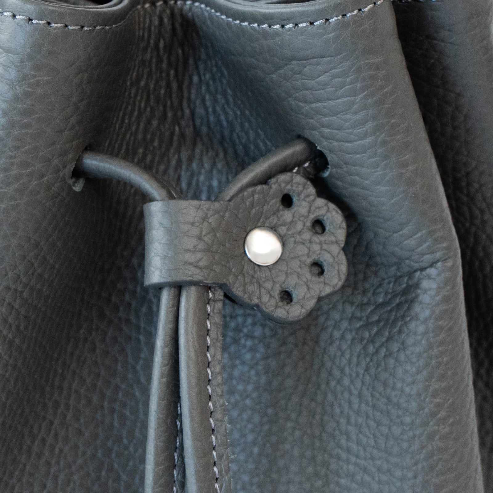 巾着ショルダーバッグ PAW キュイール・マッシュ / グラファイト