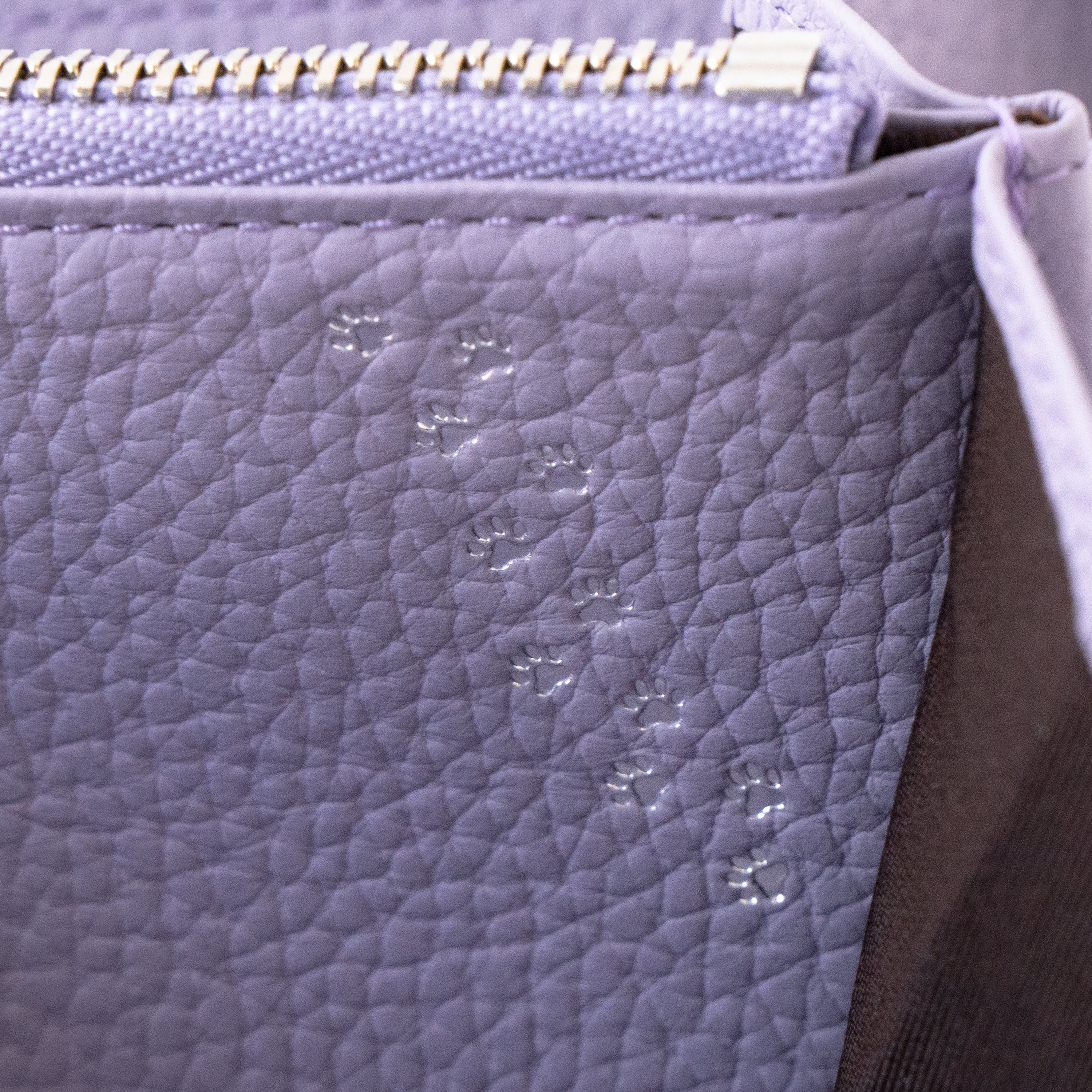 【3/20(金)20:00~ 数量限定】【さくらねこの日特別SET】PAWラウンドファスナー長財布 さくらねこチャームSET / ラベンダー