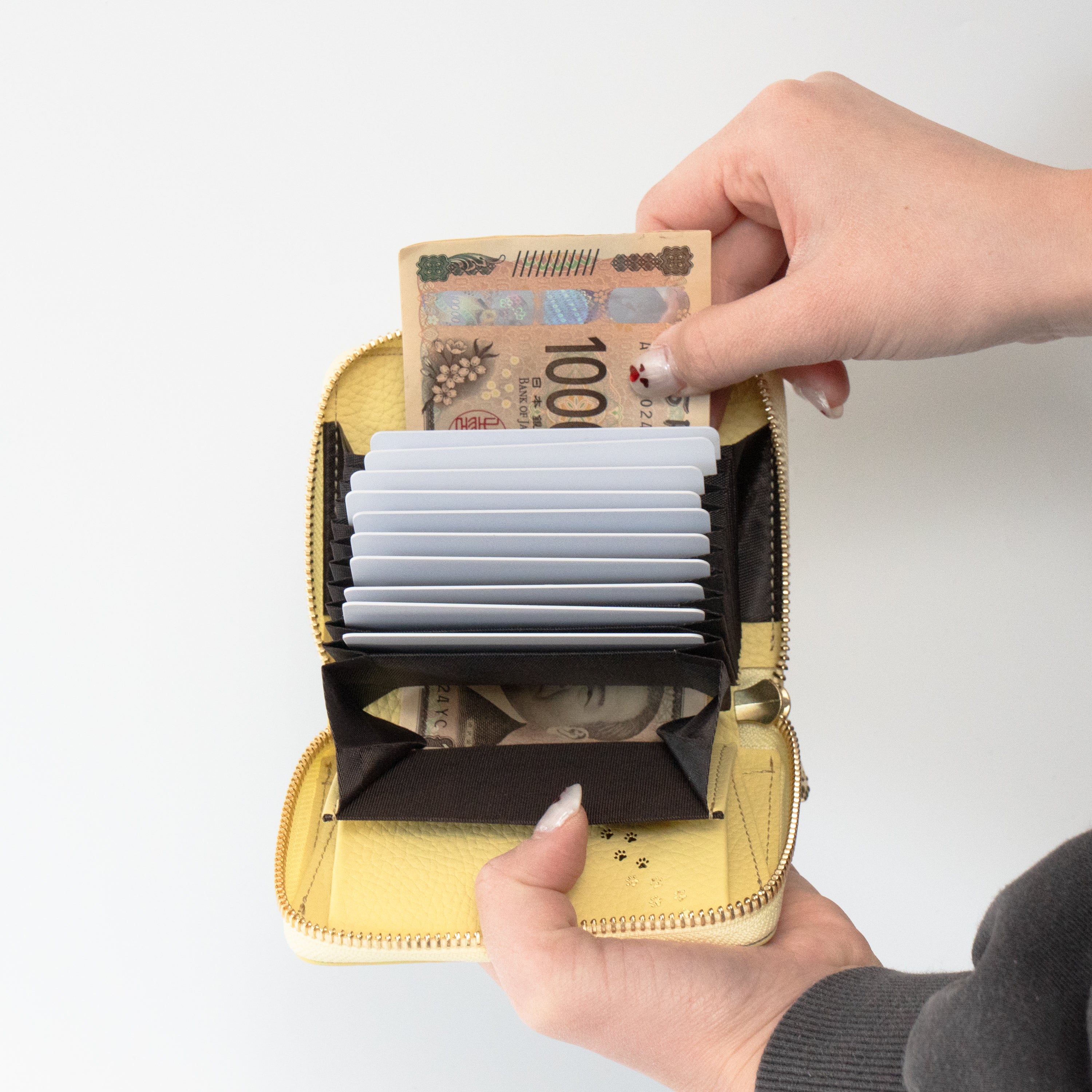 PAWラウンドファスナーミドル財布 キュイール・マッシュ / ジョーヌプッサン