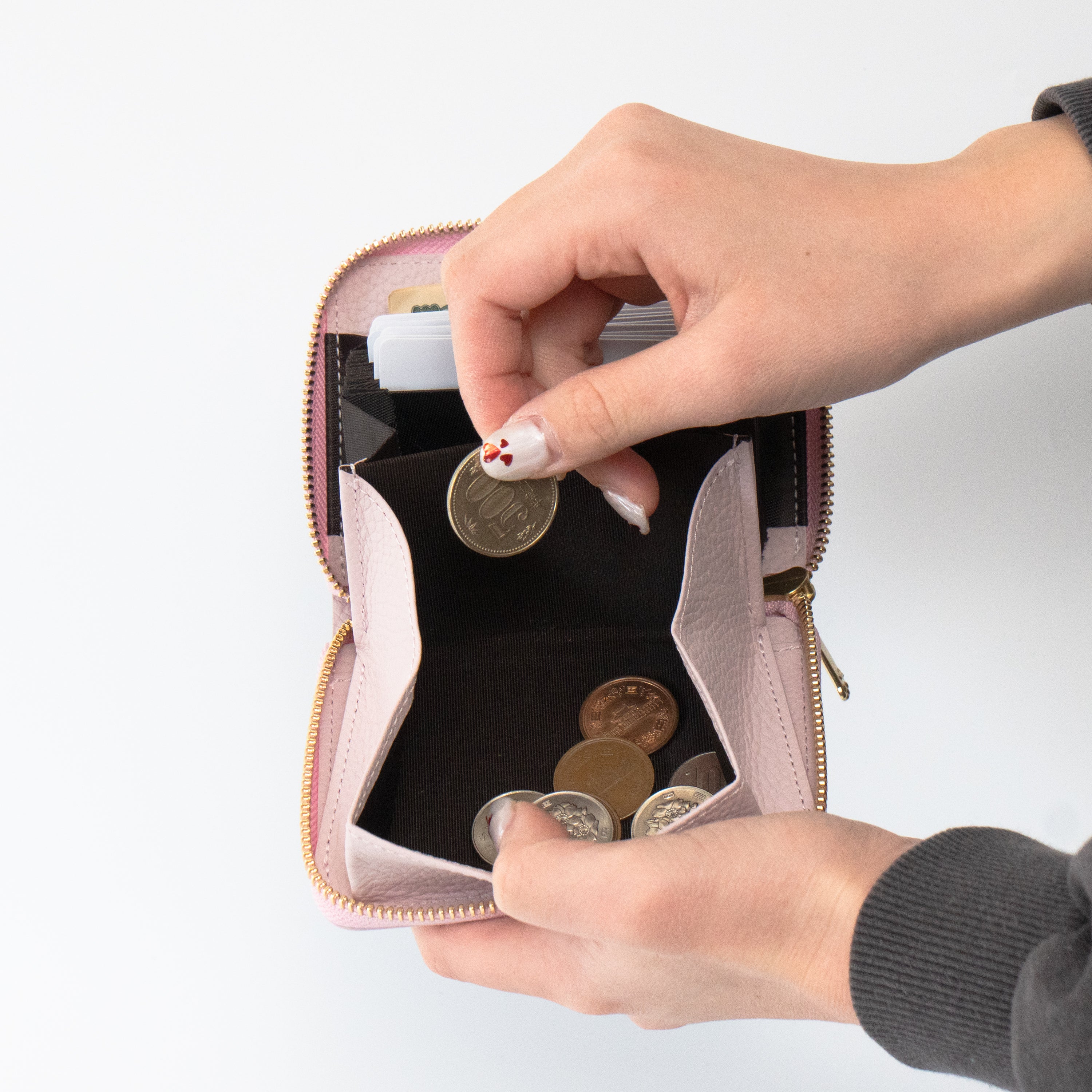 【3/20(金)20:00~ 数量限定】【さくらねこの日特別SET】PAWラウンドファスナーミドル財布 さくらねこチャームSET / モーヴシルヴェスティン