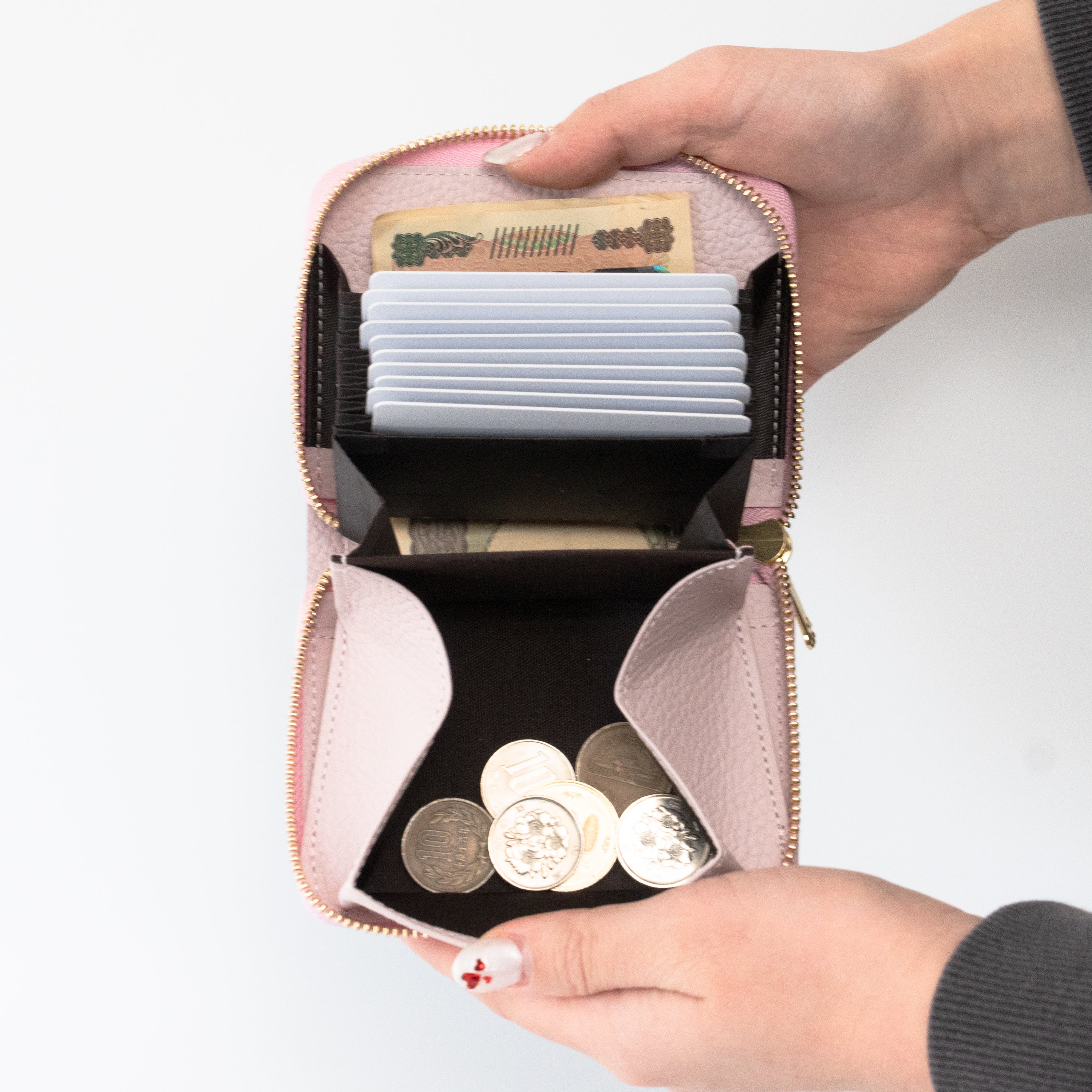 【3/20(金)20:00~ 数量限定】【さくらねこの日特別SET】PAWラウンドファスナーミドル財布 さくらねこチャームSET / モーヴシルヴェスティン