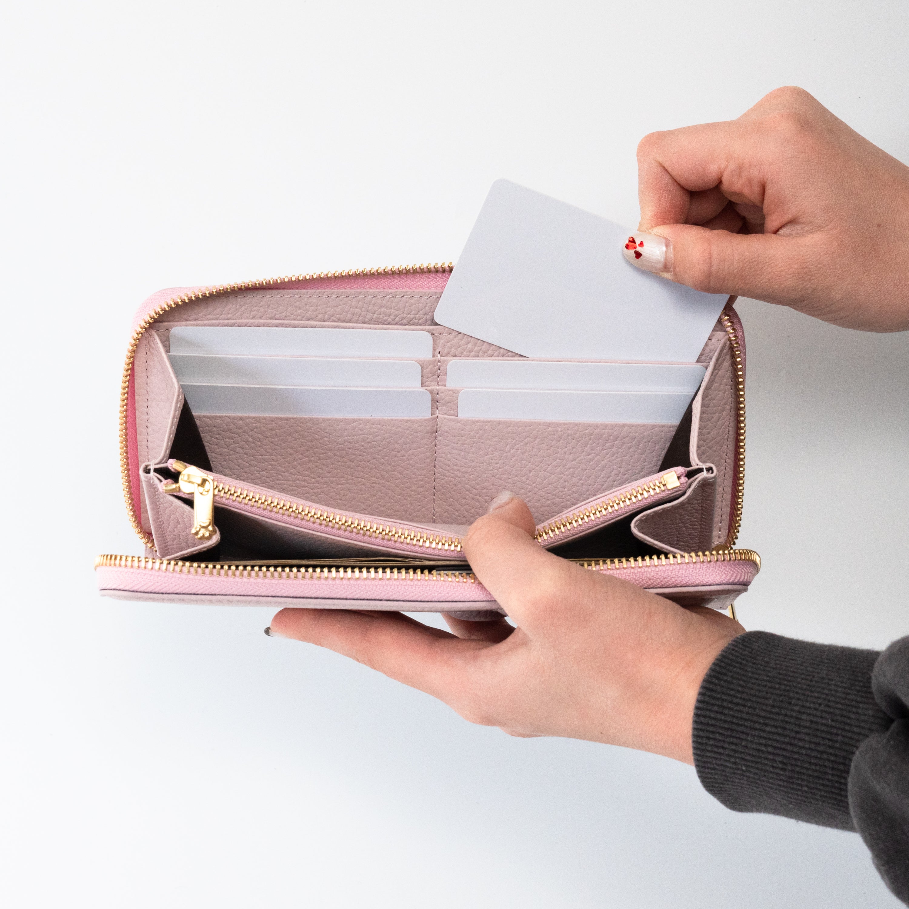 【3/20(金)20:00~ 数量限定】【さくらねこの日特別SET】PAWラウンドファスナー長財布 さくらねこチャームSET / モーヴシルヴェスティン