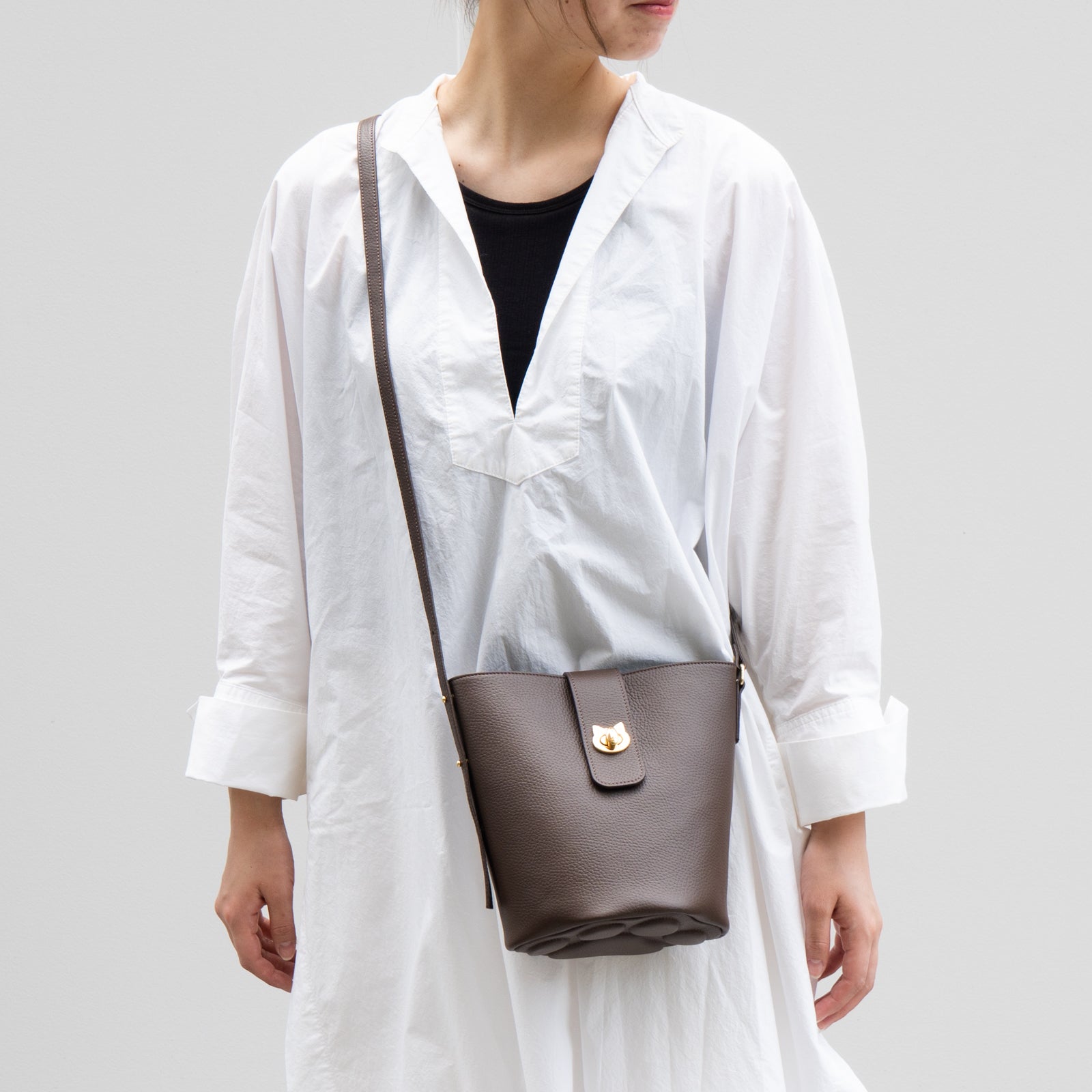 ショルダーバッグ PAW (パウ) キュイール・マッシュ / チョコ