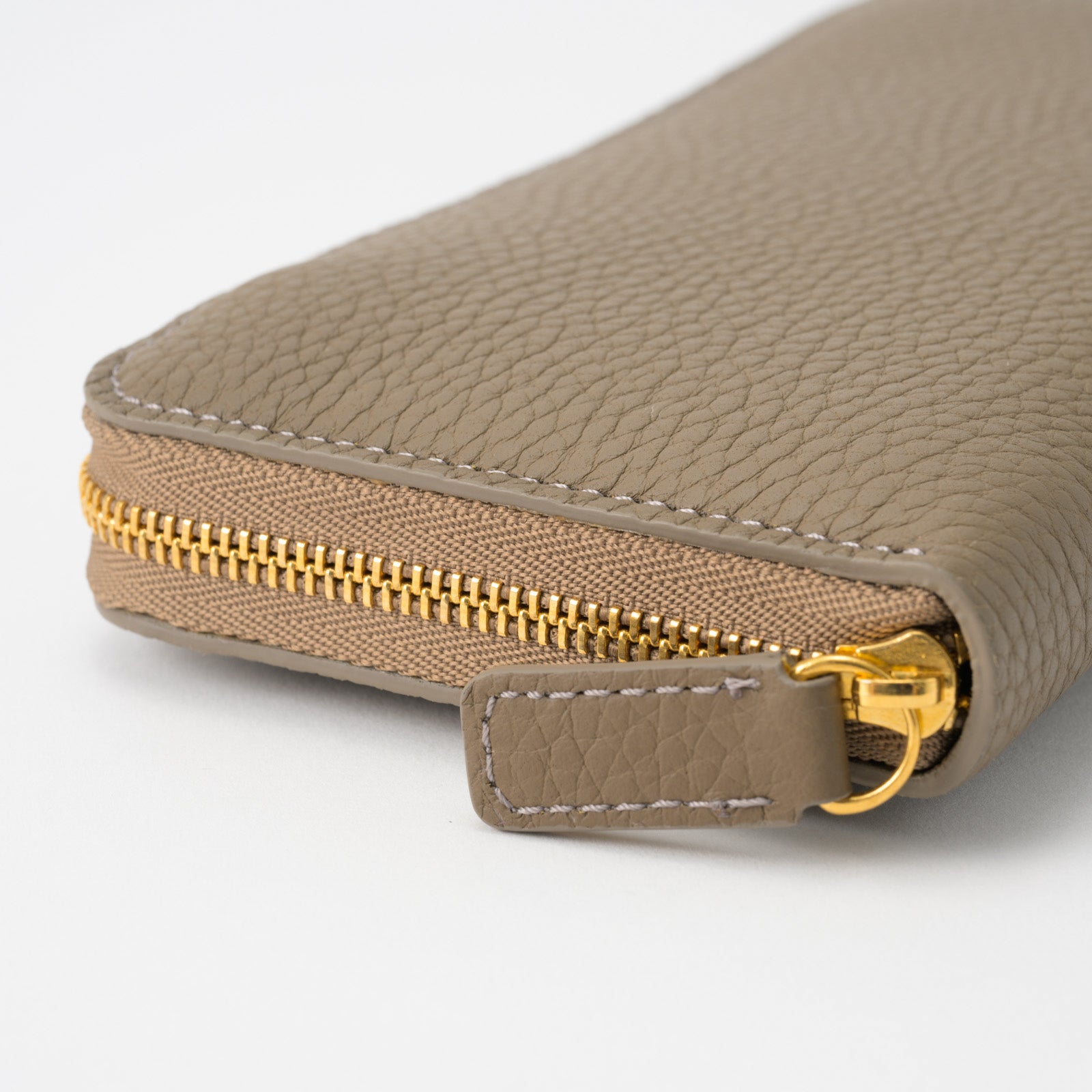 Round zipper long wallet 8 cards Taurillon Clemence/Etoupe