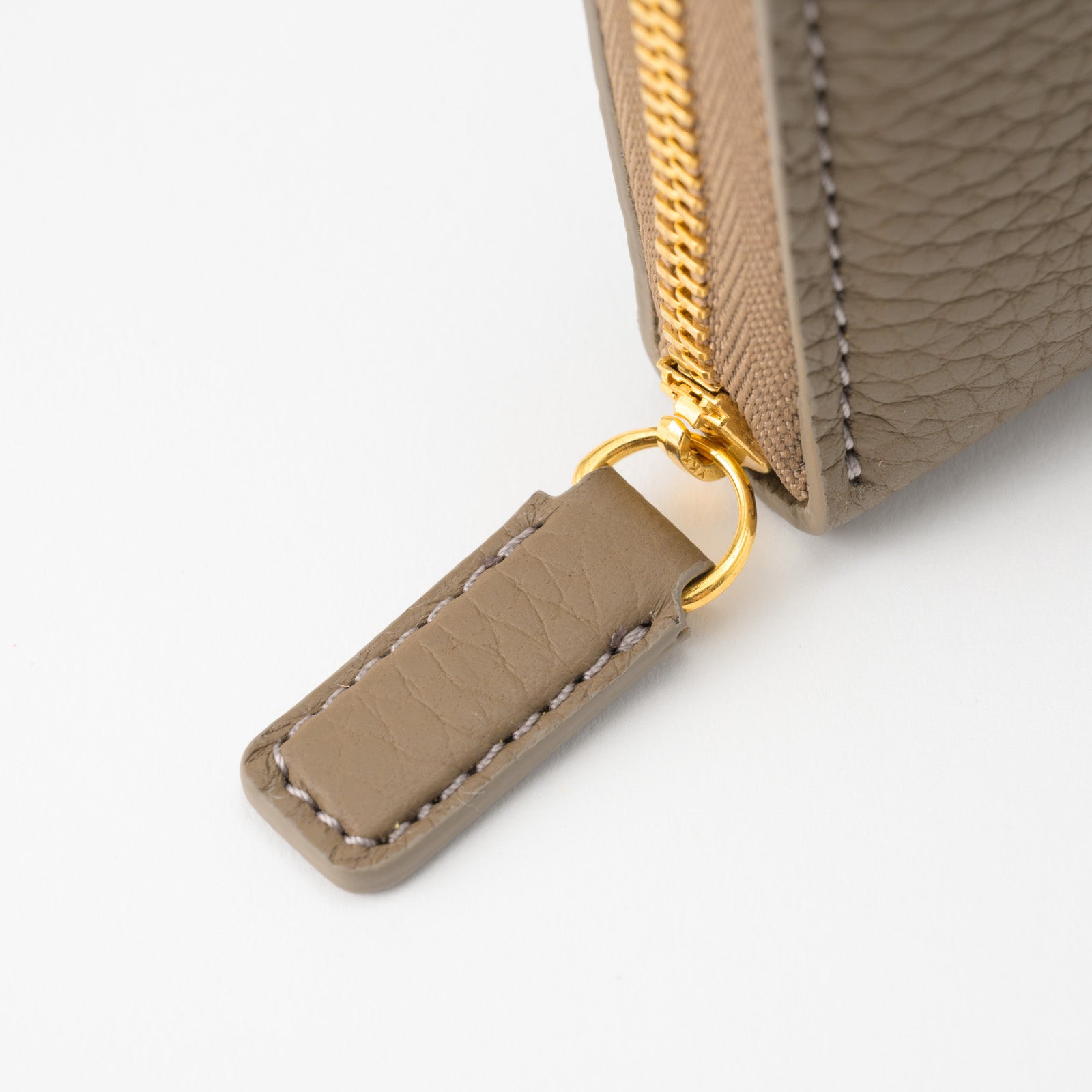 Round zipper long wallet 8 cards Taurillon Clemence/Etoupe