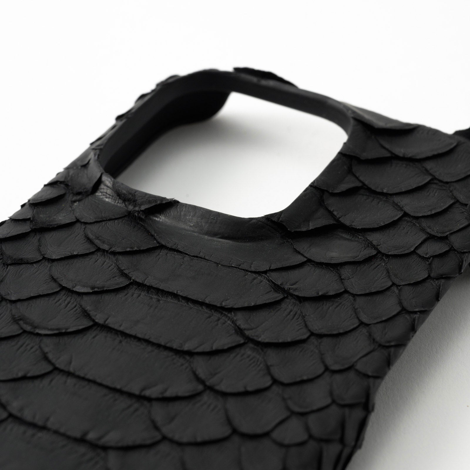 【おつとめ品セール】iPhoneバックカバー(iPhone15pro / ブラック)パイソン