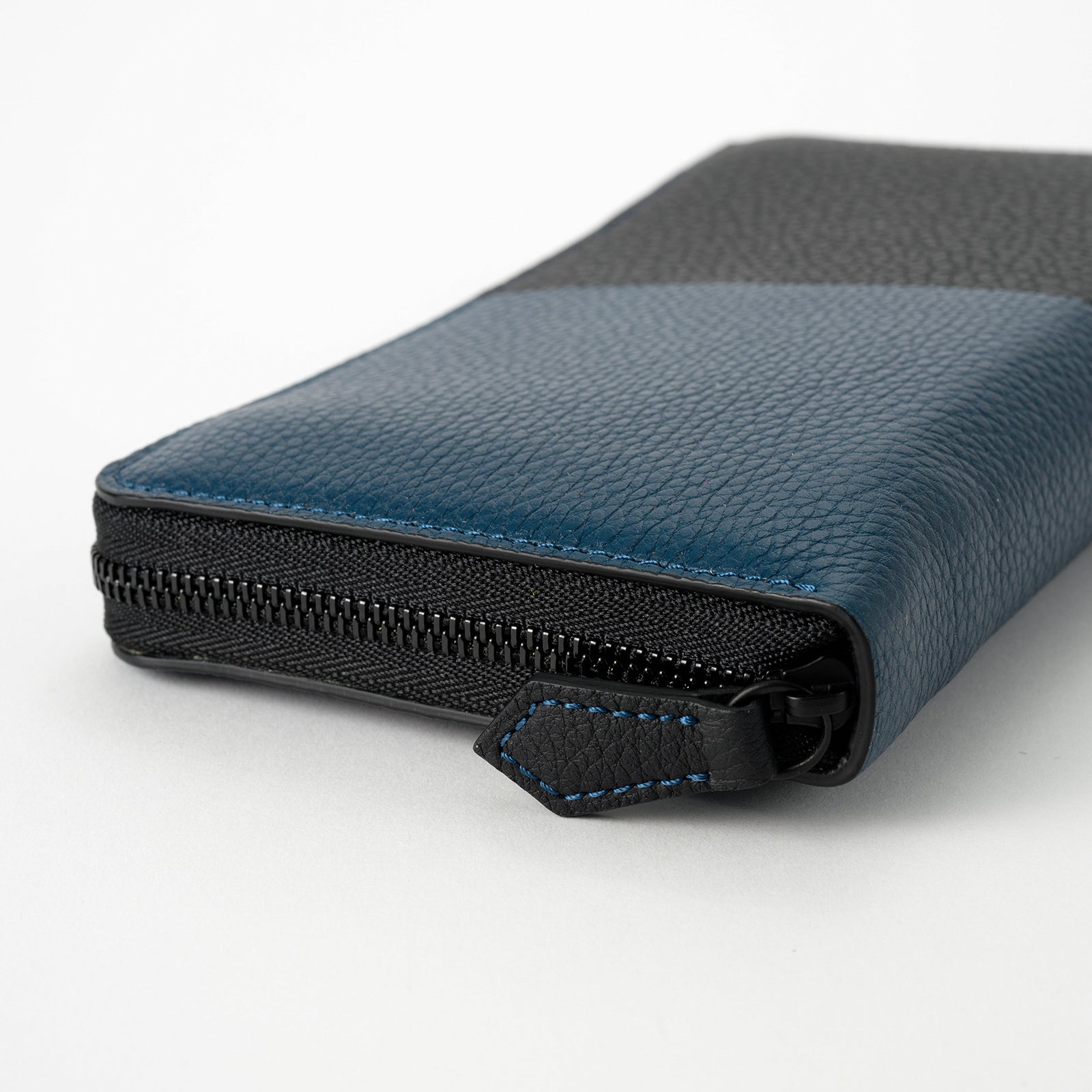 Bicolor round zipper organizer in Togo leather