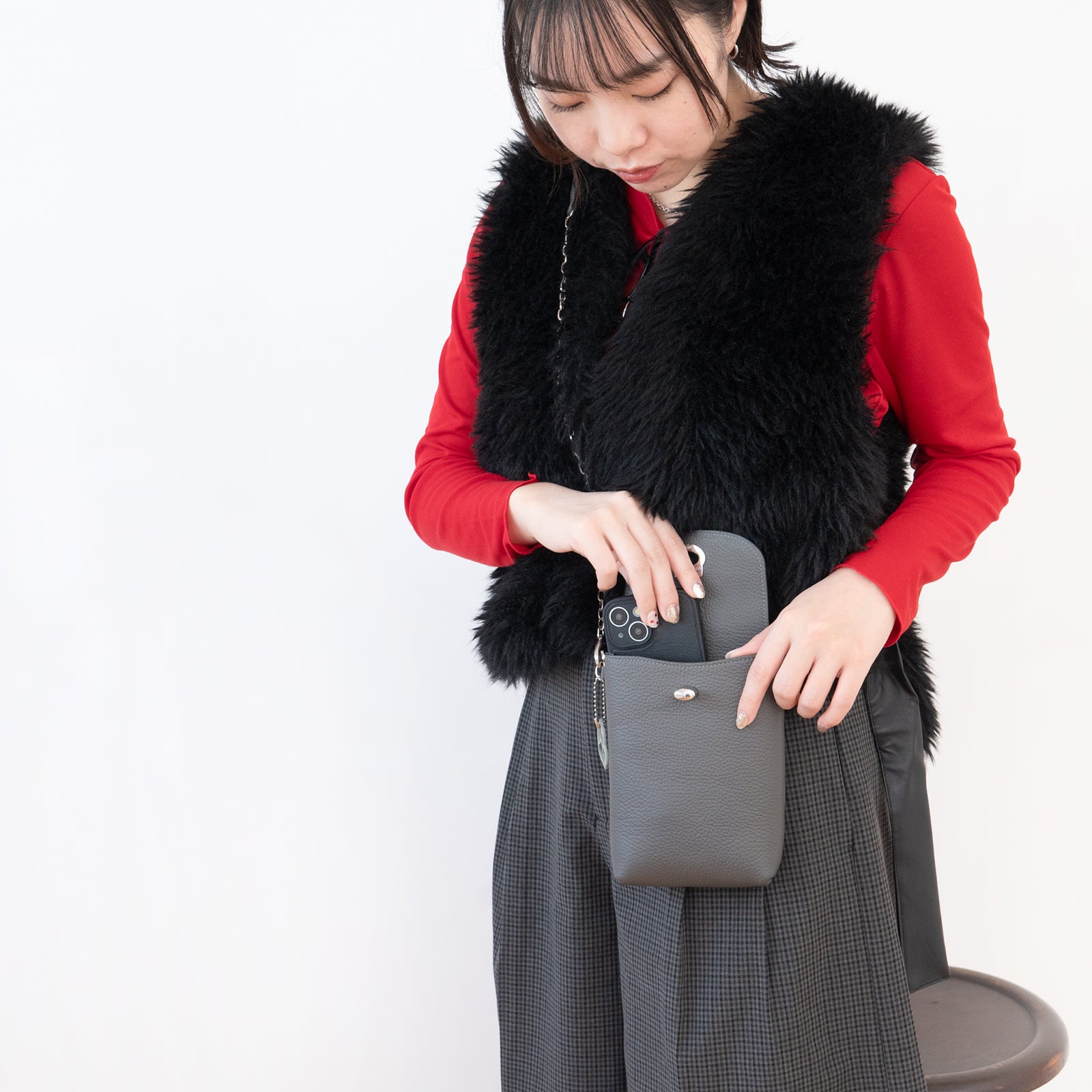 フルーニャスマホポシェット   キュイール・マッシュ  /  グラファイト