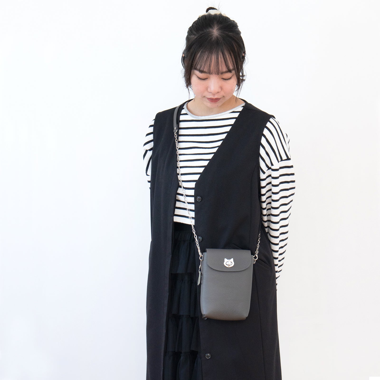 フルーニャスマホポシェット   キュイール・マッシュ  /  グラファイト