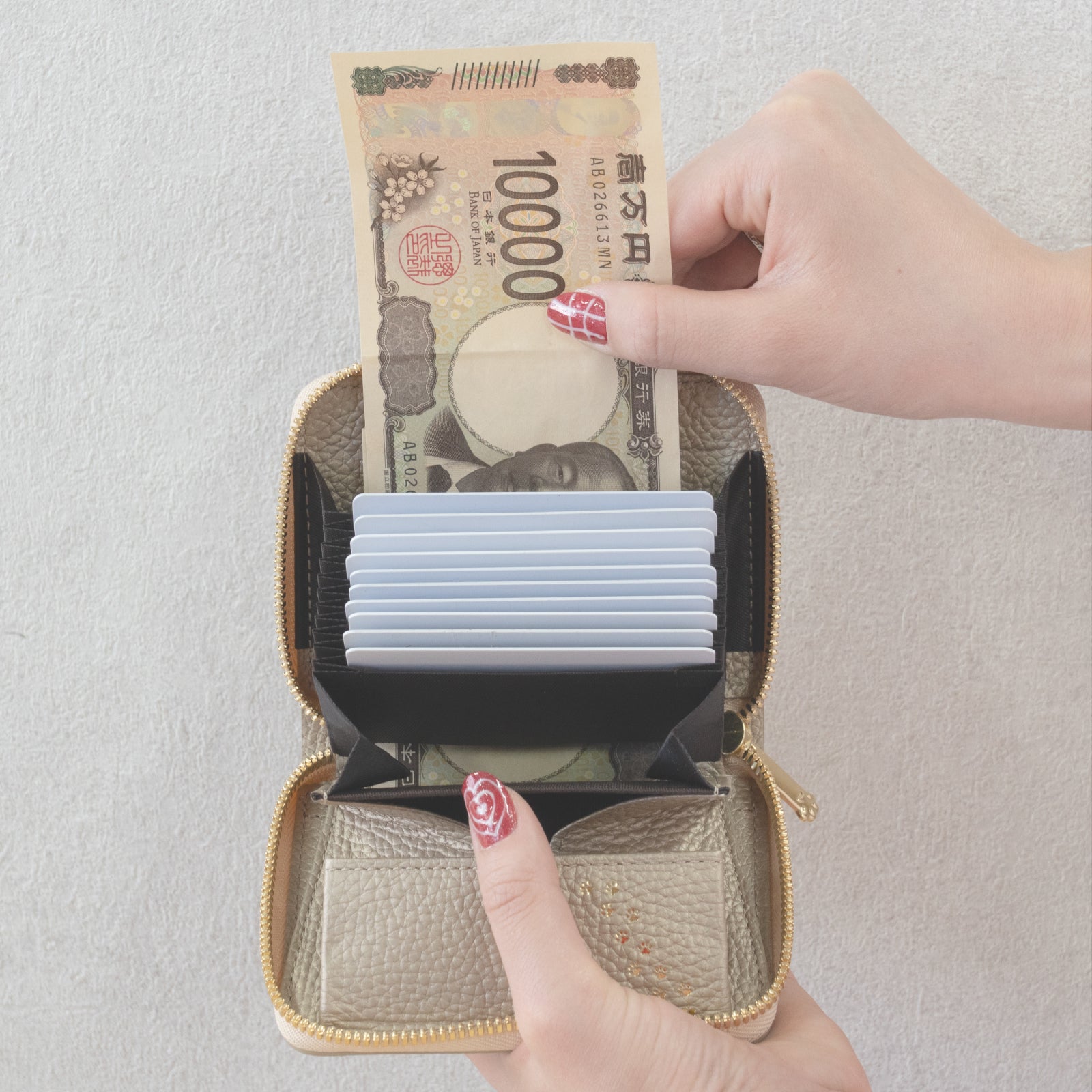 [Limited Edition] PAW Round Zipper Medium Wallet with Maneki-Neko Charm Set / Champagne Gold
