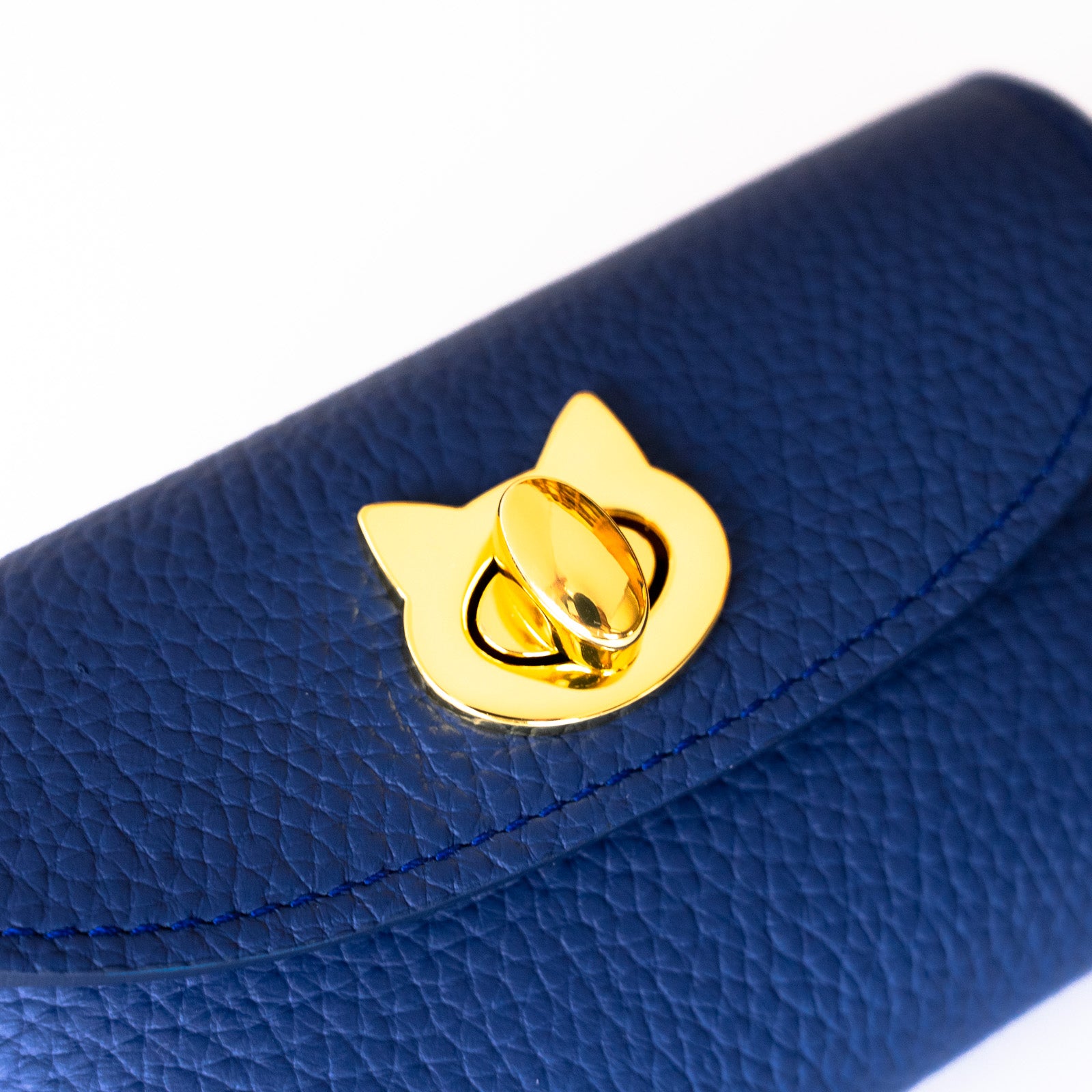 [Limited Color] Frunja Pouch M - Cuir Haché / Royal Blue