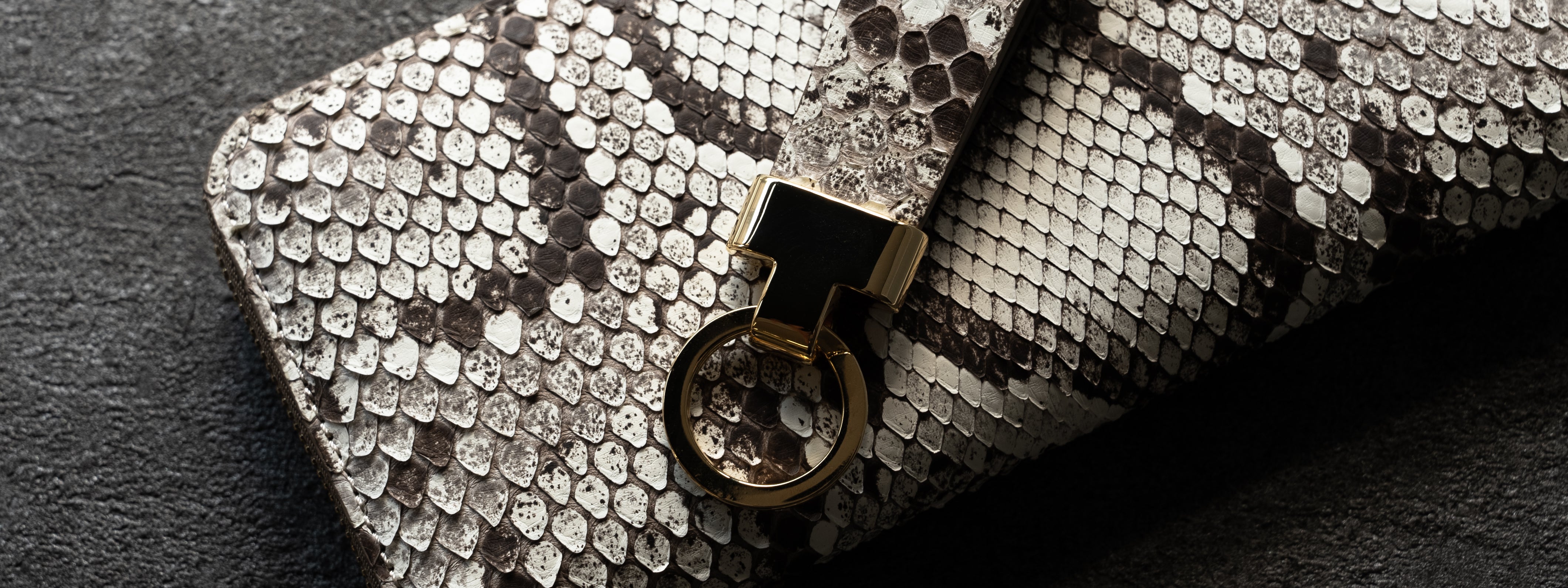 エキゾチックレザーの魅力溢れるパイソン