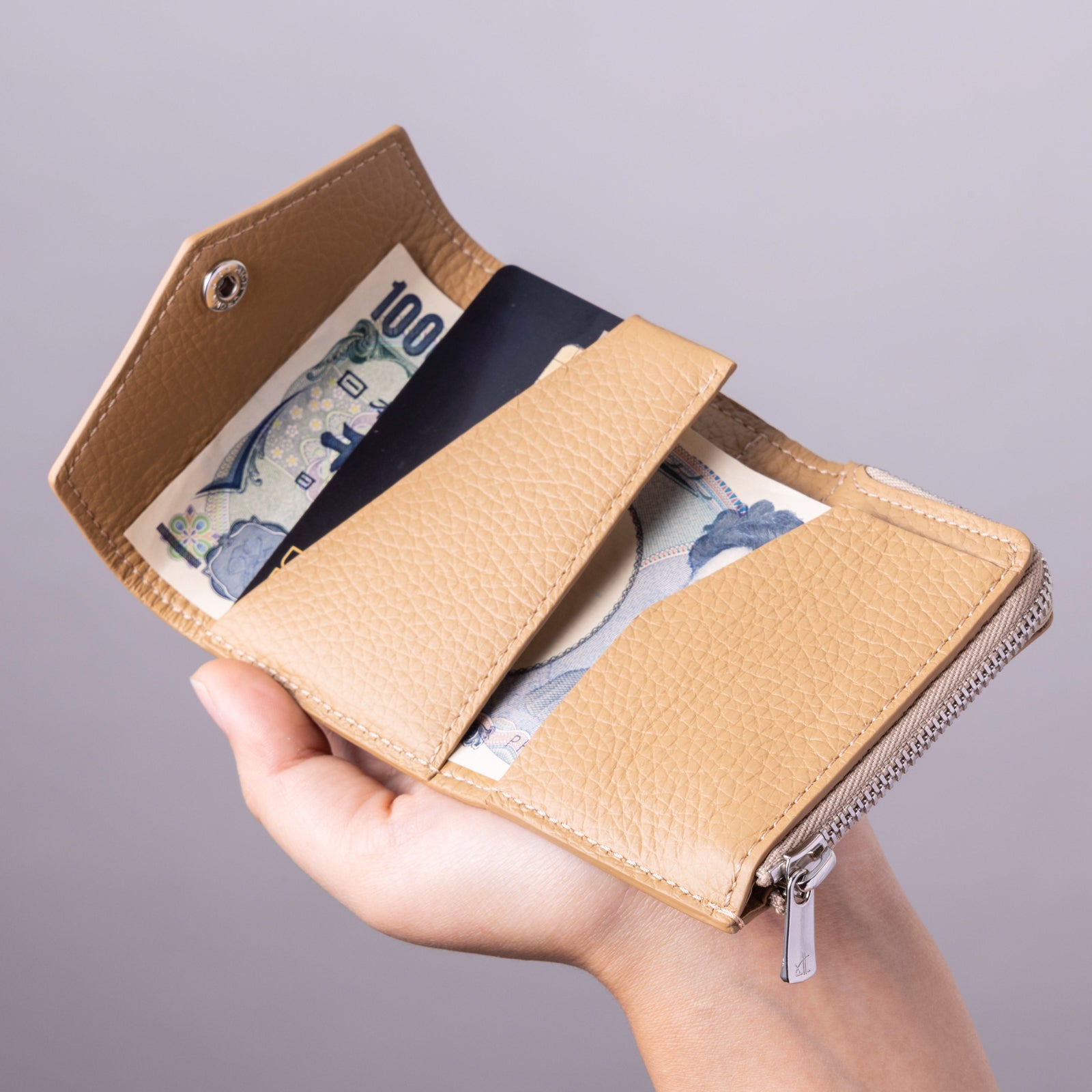 Handy wallet with L shaped fastener / Cuir Mash
