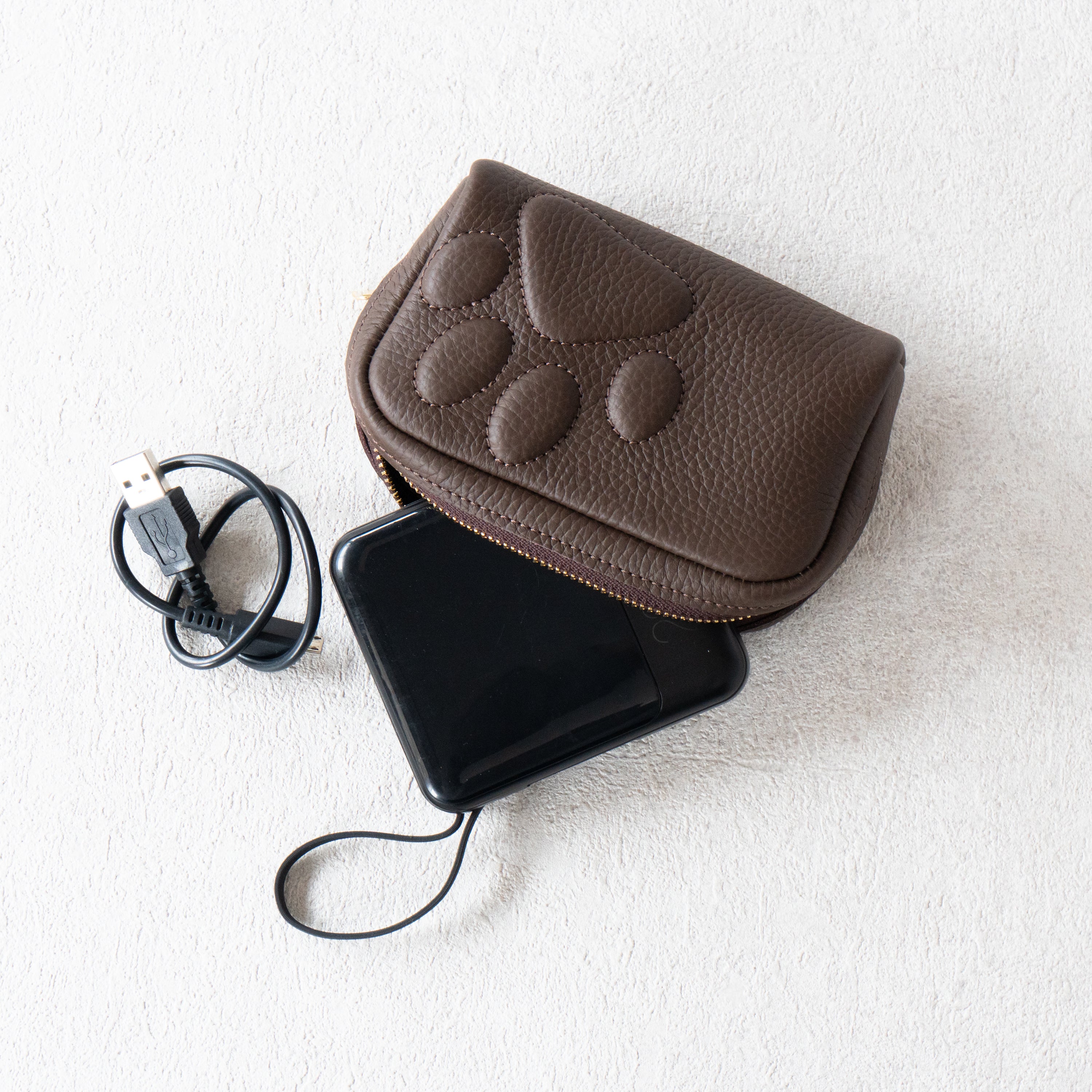 PAWキューブポーチ　キュイール・マッシュ /  チョコ