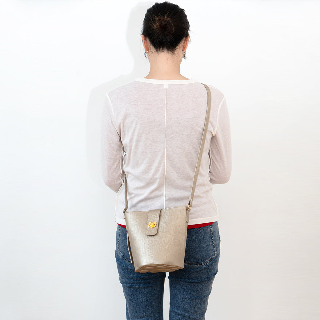 【期間限定：4/24(金)22:00〜26(日)】【受注生産】 ショルダーバッグ  PAW (パウ)   キュイール・マッシュ / シャンパンゴールド