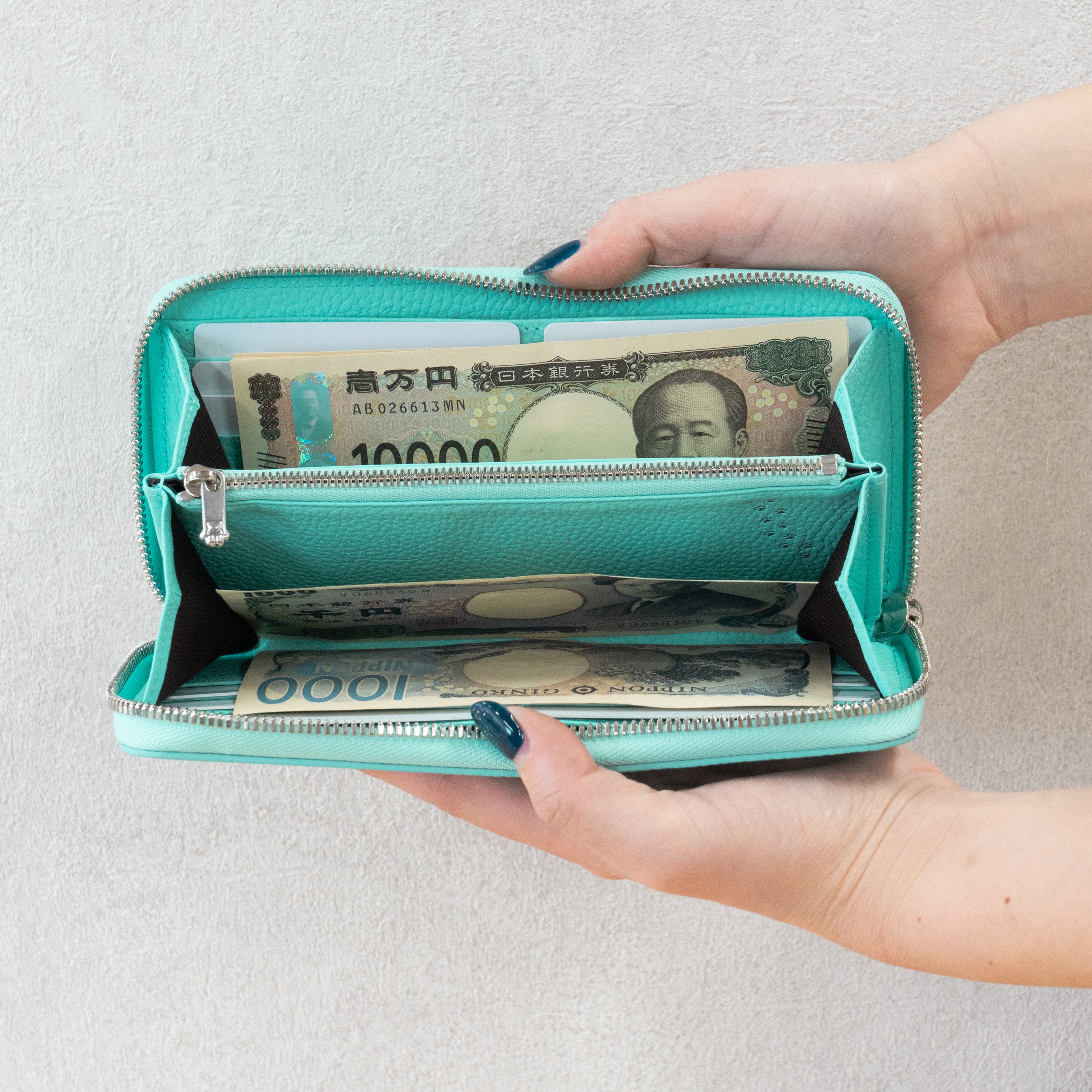 [Limited Edition] PAW Round Zip Wallet with Maneki-Neko Charm Set / Blue Dragee