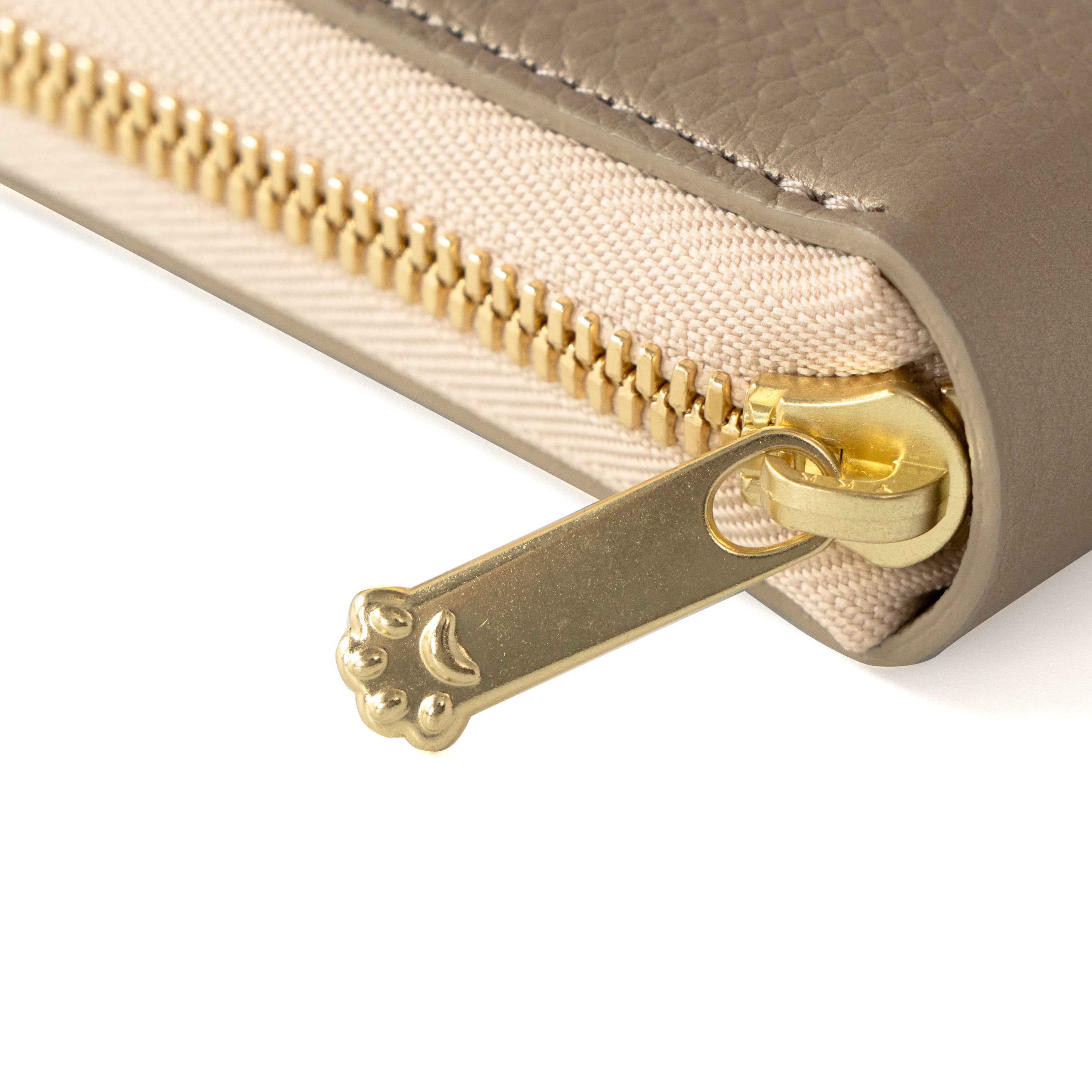 [Limited Quantity] PAW Round Zipper Long Wallet with Maneki-neko Charm Set / Champagne Gold