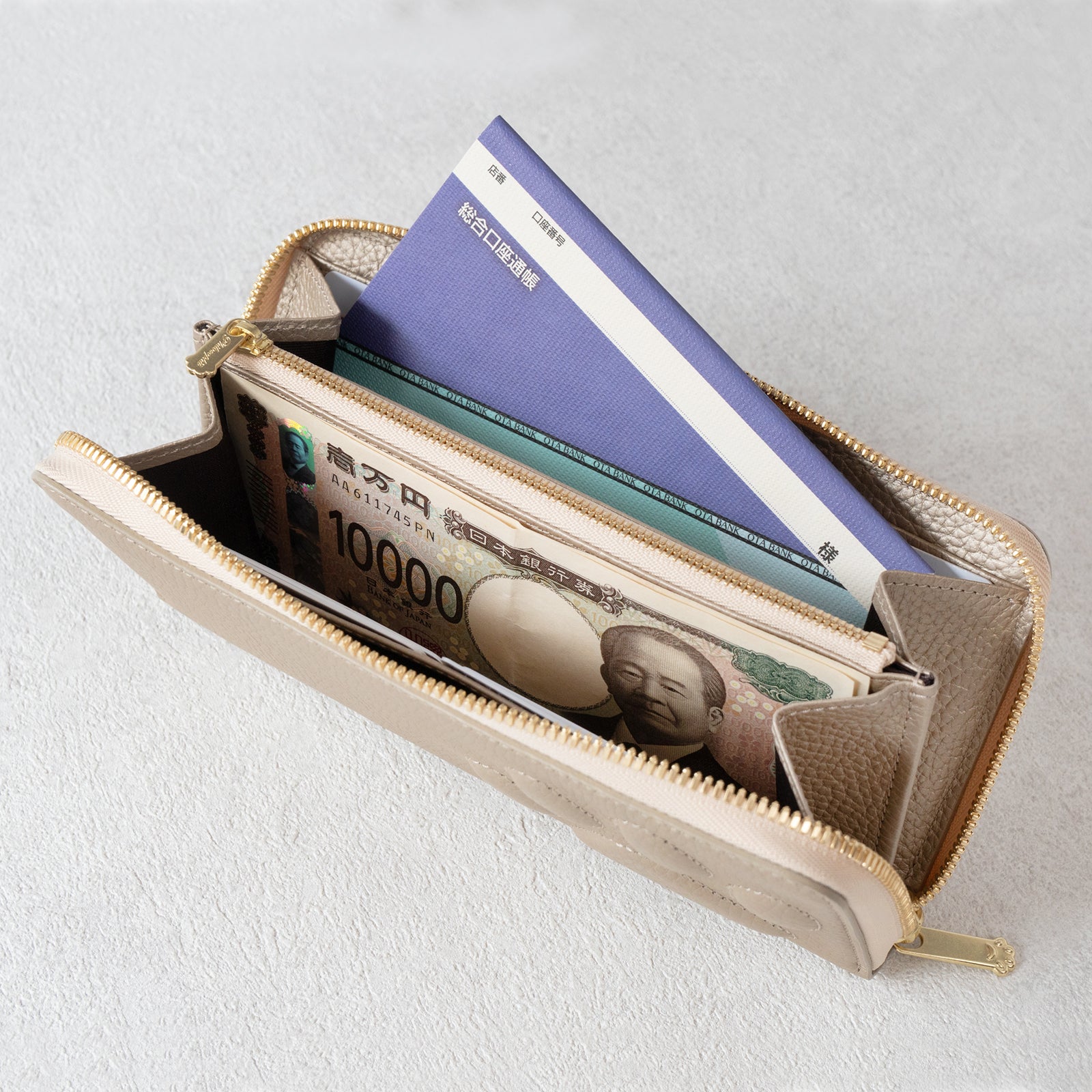 [Limited Quantity] PAW Round Zipper Long Wallet with Maneki-neko Charm Set / Champagne Gold