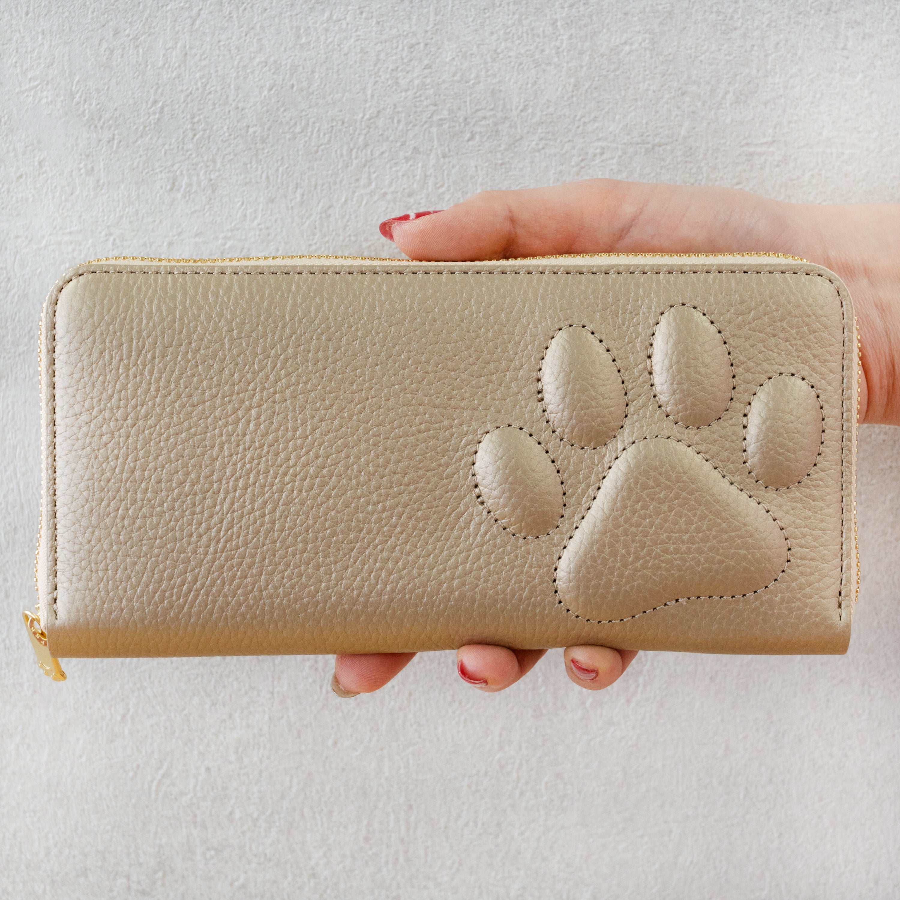 [Limited Quantity] PAW Round Zipper Long Wallet with Maneki-neko Charm Set / Champagne Gold