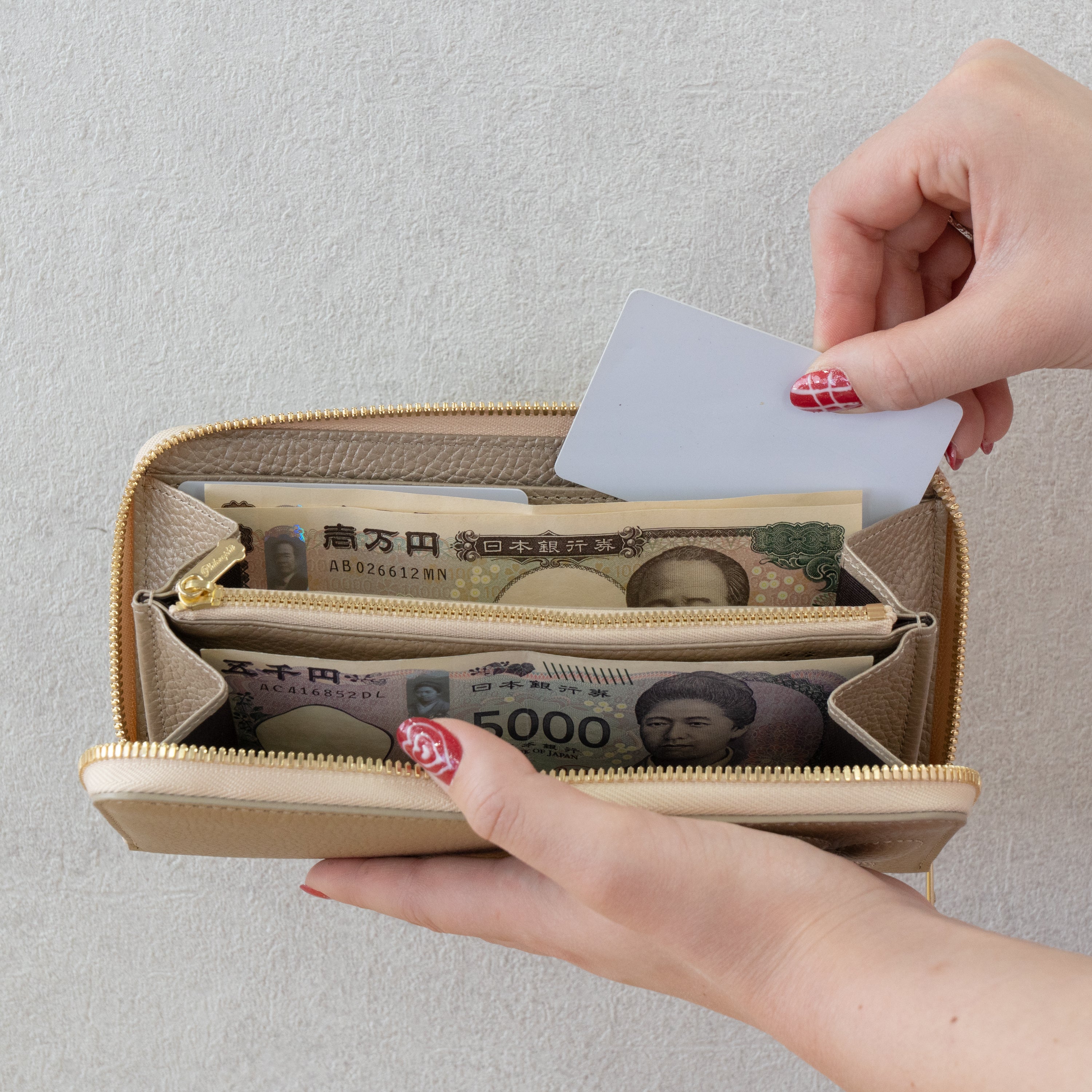 [Limited Quantity] PAW Round Zipper Long Wallet with Maneki-neko Charm Set / Champagne Gold