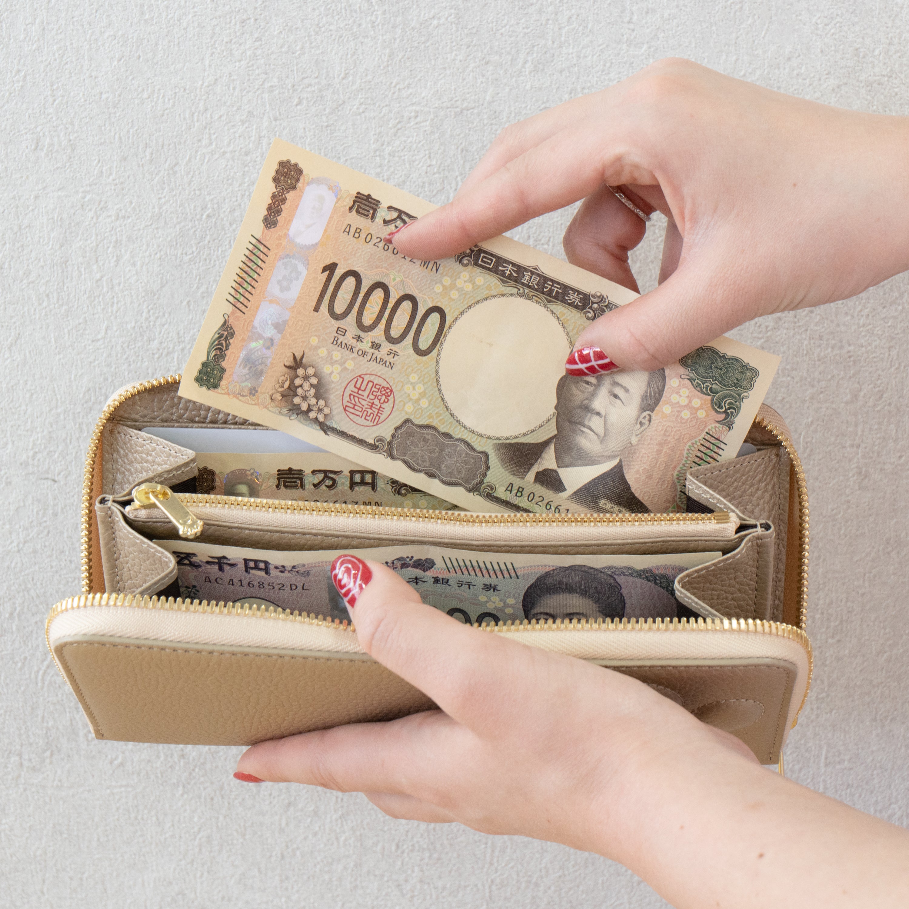 [Limited Quantity] PAW Round Zipper Long Wallet with Maneki-neko Charm Set / Champagne Gold