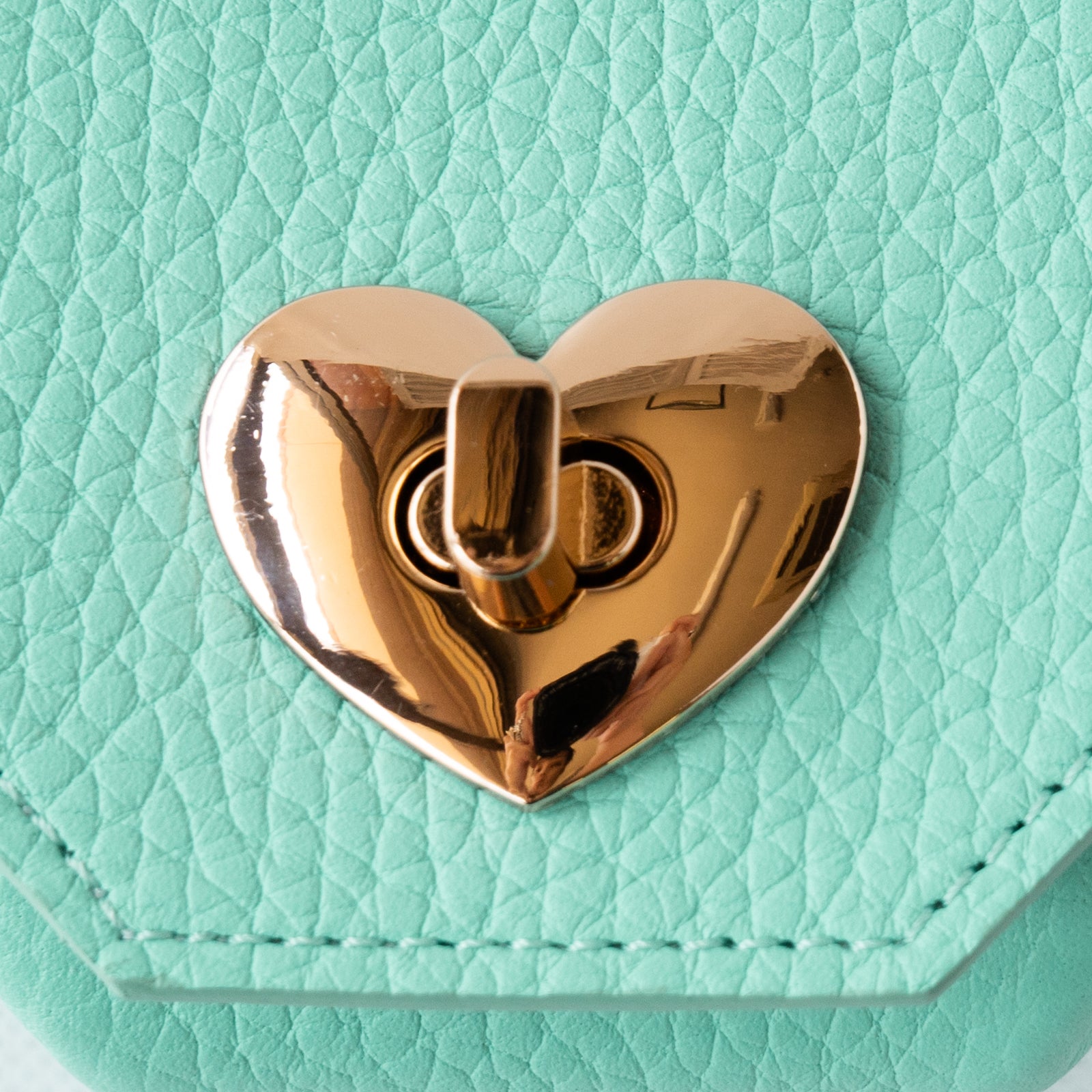 [Backside color customization available from 6/21 (Fri) to 6/30 (Sun)] Heart 2WAY pouch in Taurillon Clemence/Tiffany Blue