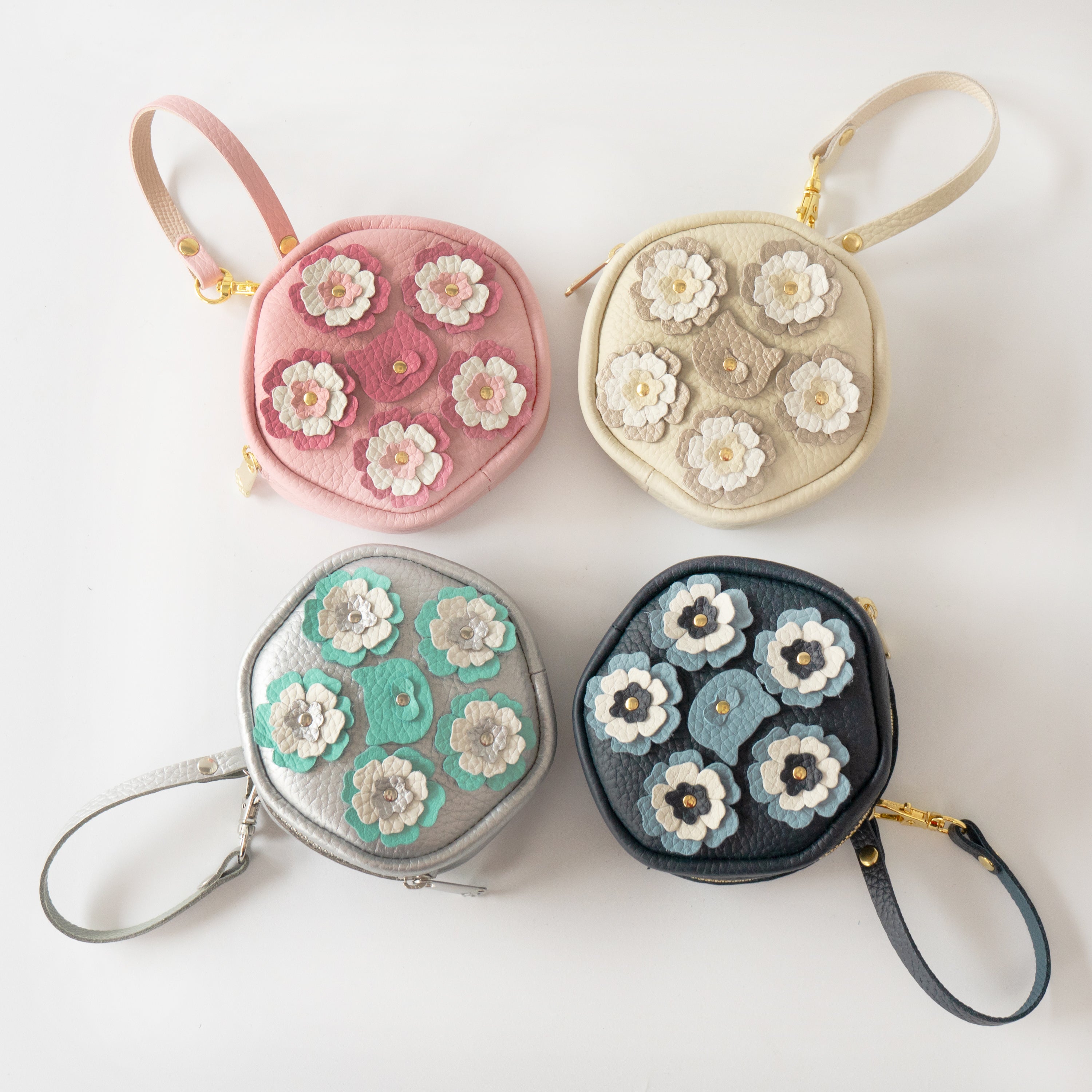 [Pre-order sales: 5/15 (Fri) 22:00 - 5/17 (Sun)] Flower Nyans Charm Pouch - Cuir Mâché / Bleu Nuit