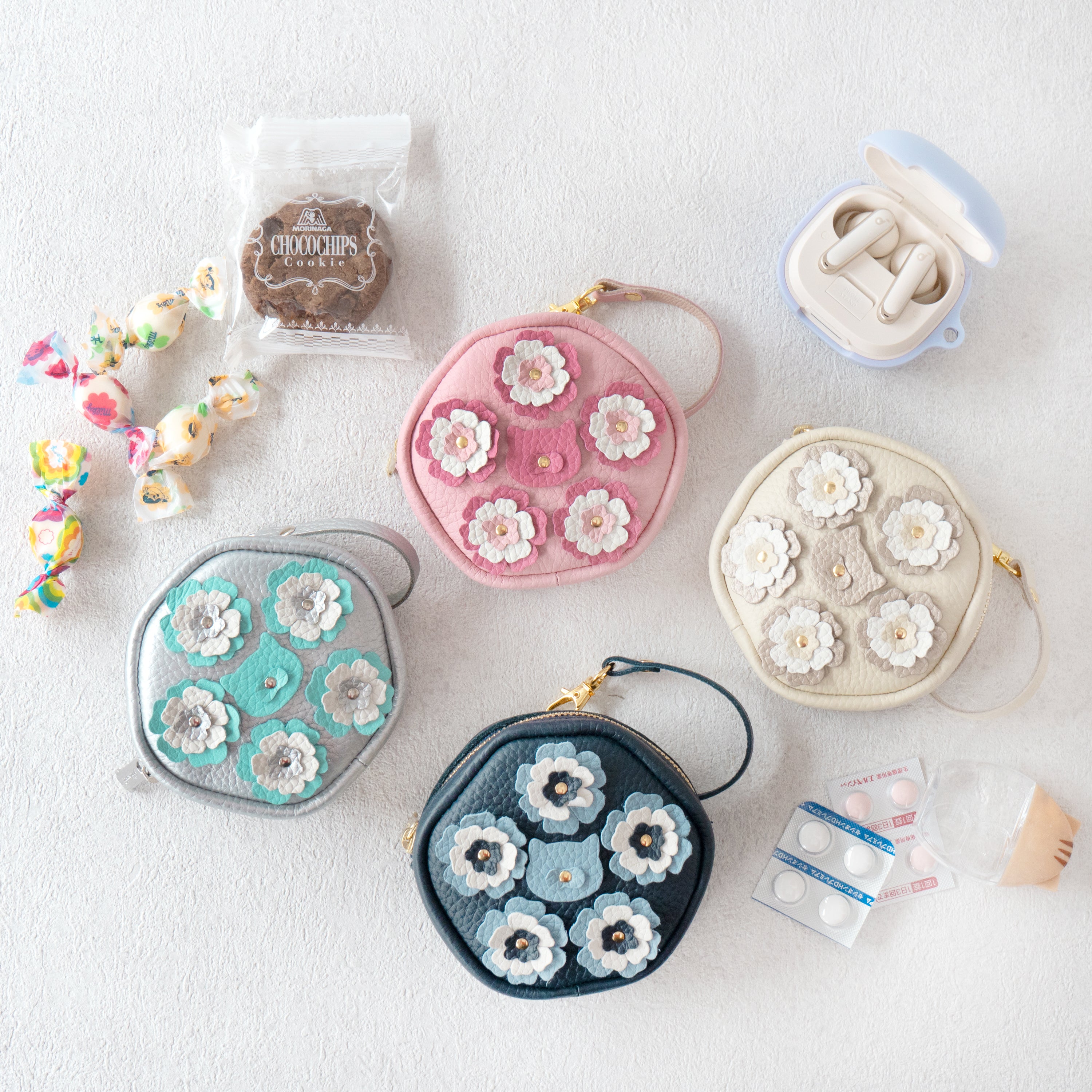 [Pre-order sales: 5/15 (Fri) 22:00 - 5/17 (Sun)] Flower Nyans Charm Pouch - Cuir Mâché / Bleu Nuit