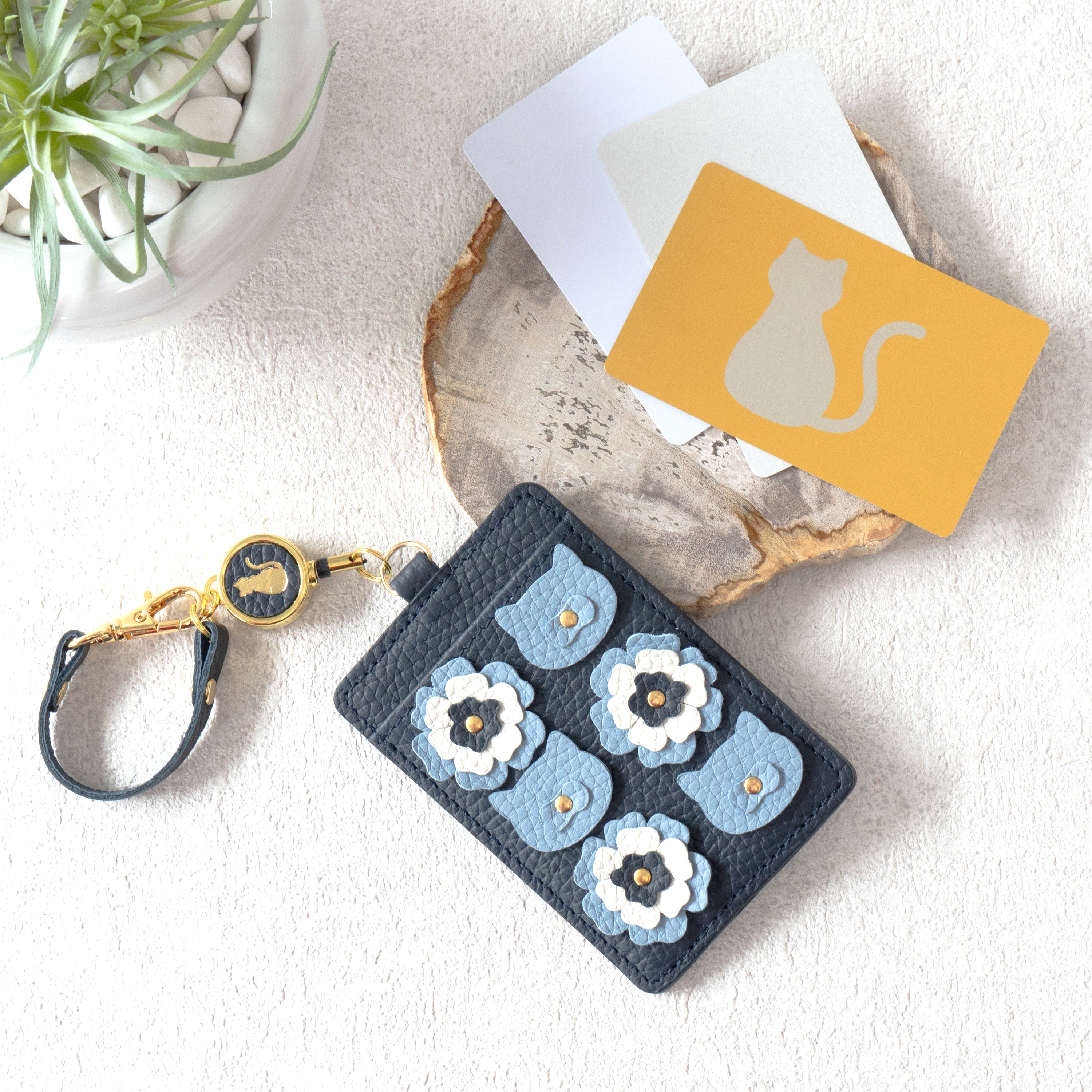 [Pre-order sales: 5/15 (Fri) 22:00 - 17 (Sun)] Flower Nyancard Pass Holder Cuir Mache / Bleu Nuit