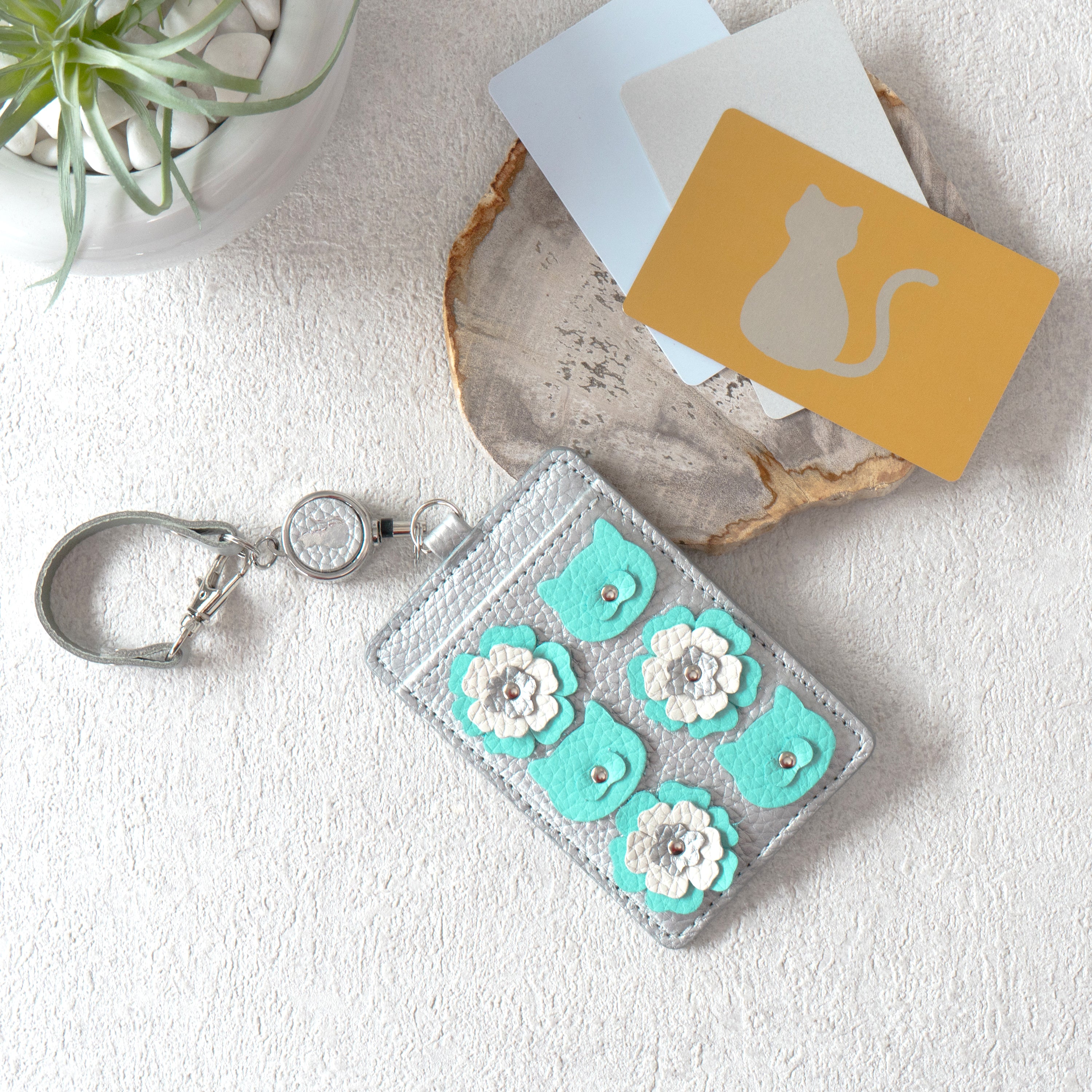 [Pre-order: May 15th (Fri) 10:00 PM - 17th (Sun)] Flower Nyan Pass Case - Cuir Mash / Silver