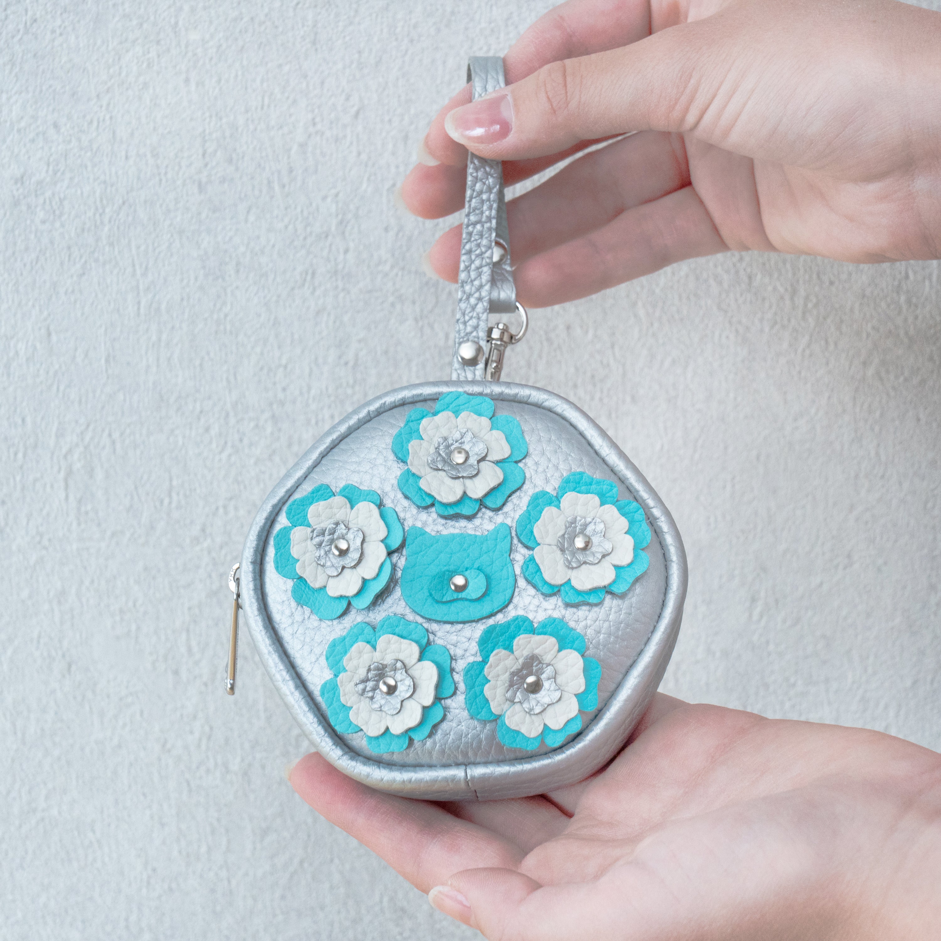 [Pre-order sales: 5/15 (Fri) 22:00 - 5/17 (Sun)] Flower Nyans Charm Pouch Cuir Mash / Silver