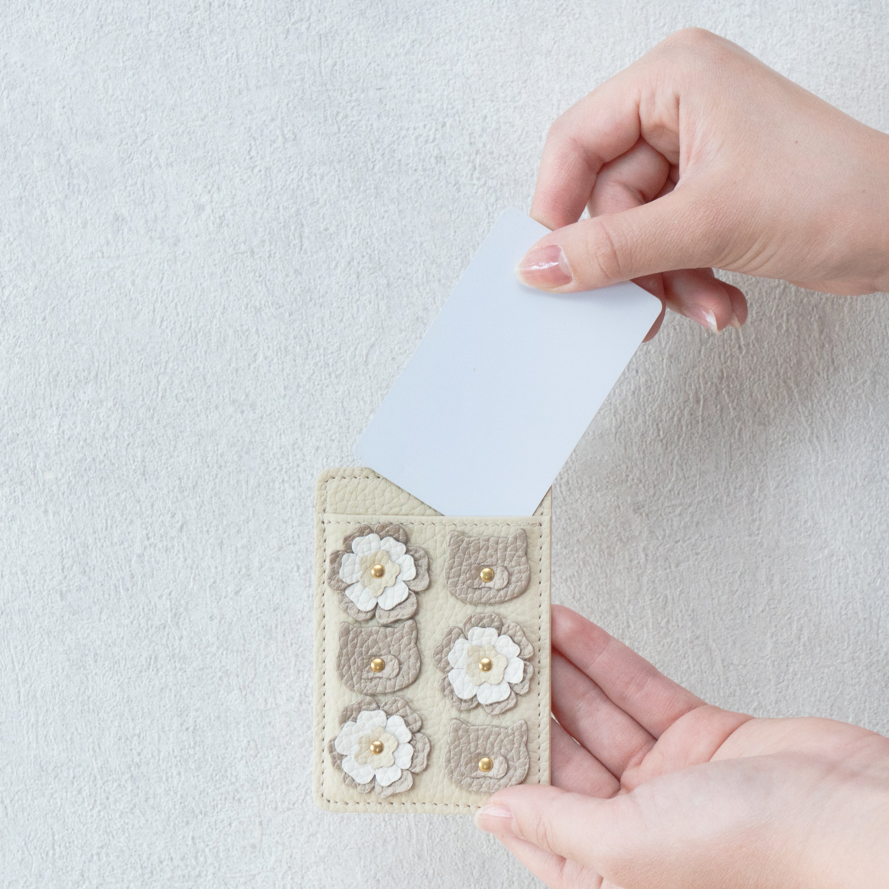 [Pre-order sales: 5/15 (Fri) 22:00 - 17 (Sun)] Flower Nyans Pass Case - Cuir Mash / Meringue