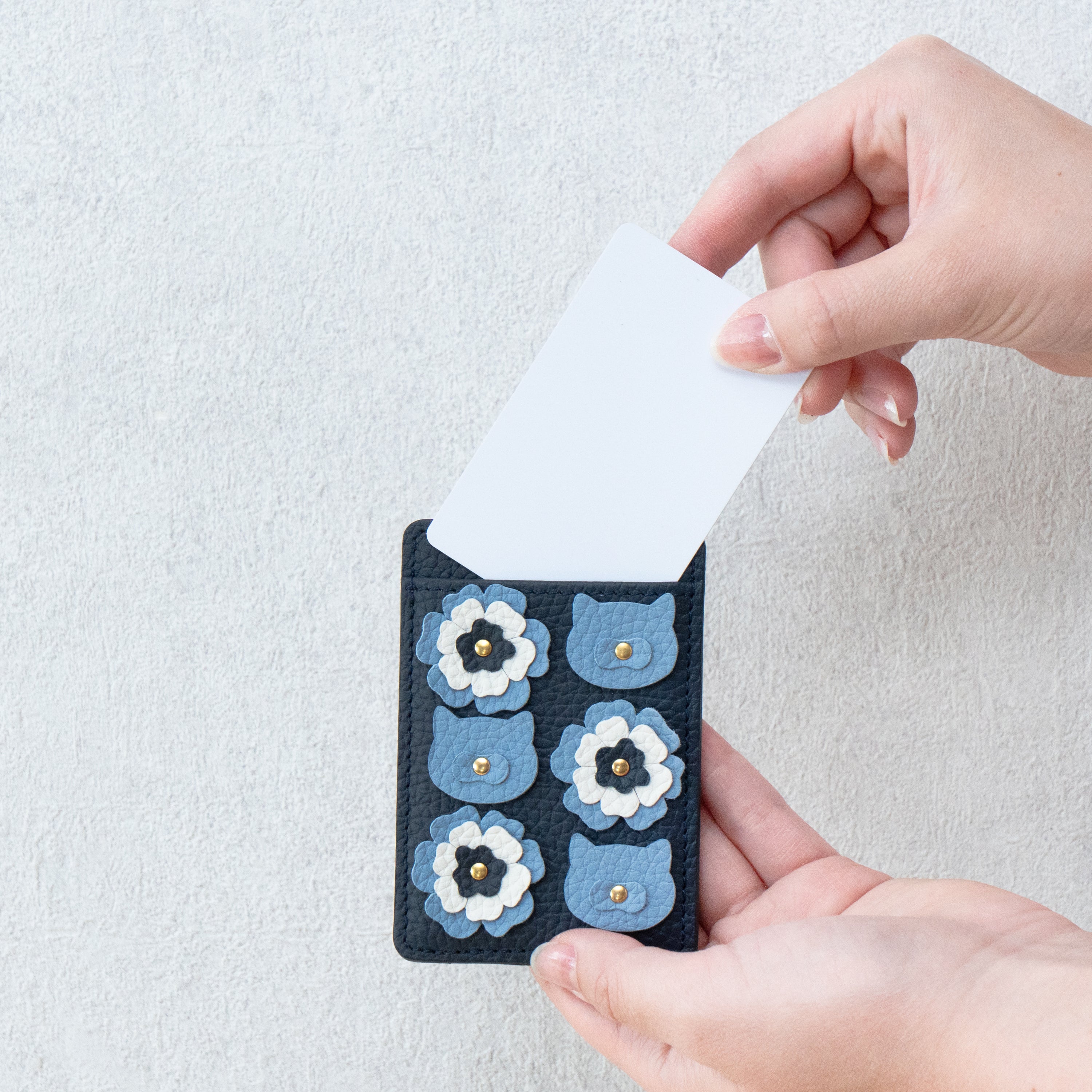 [Pre-order sales: 5/15 (Fri) 22:00 - 17 (Sun)] Flower Nyancard Pass Holder Cuir Mache / Bleu Nuit