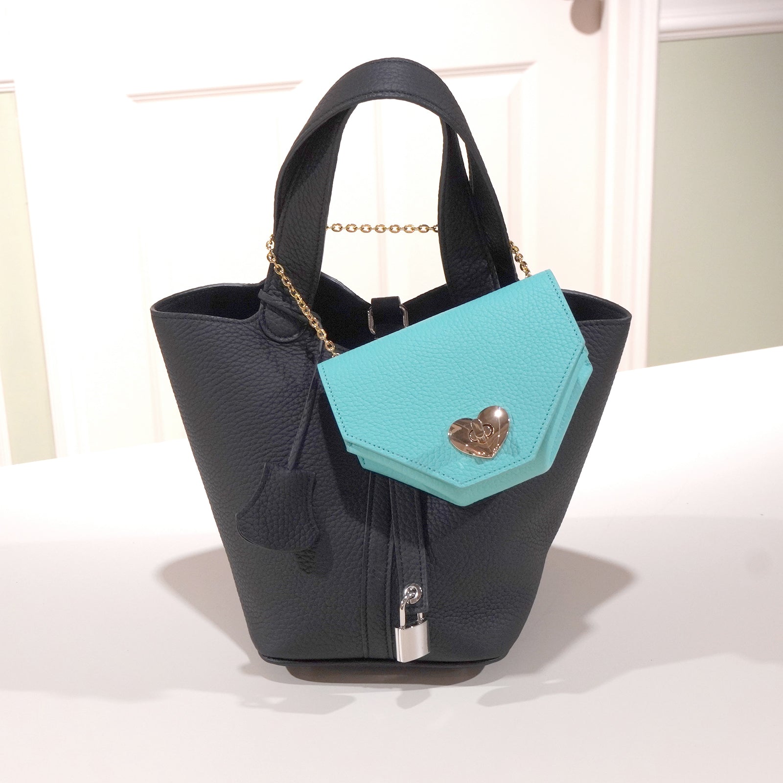 [Backside color customization available from 6/21 (Fri) to 6/30 (Sun)] Heart 2WAY pouch in Taurillon Clemence/Tiffany Blue