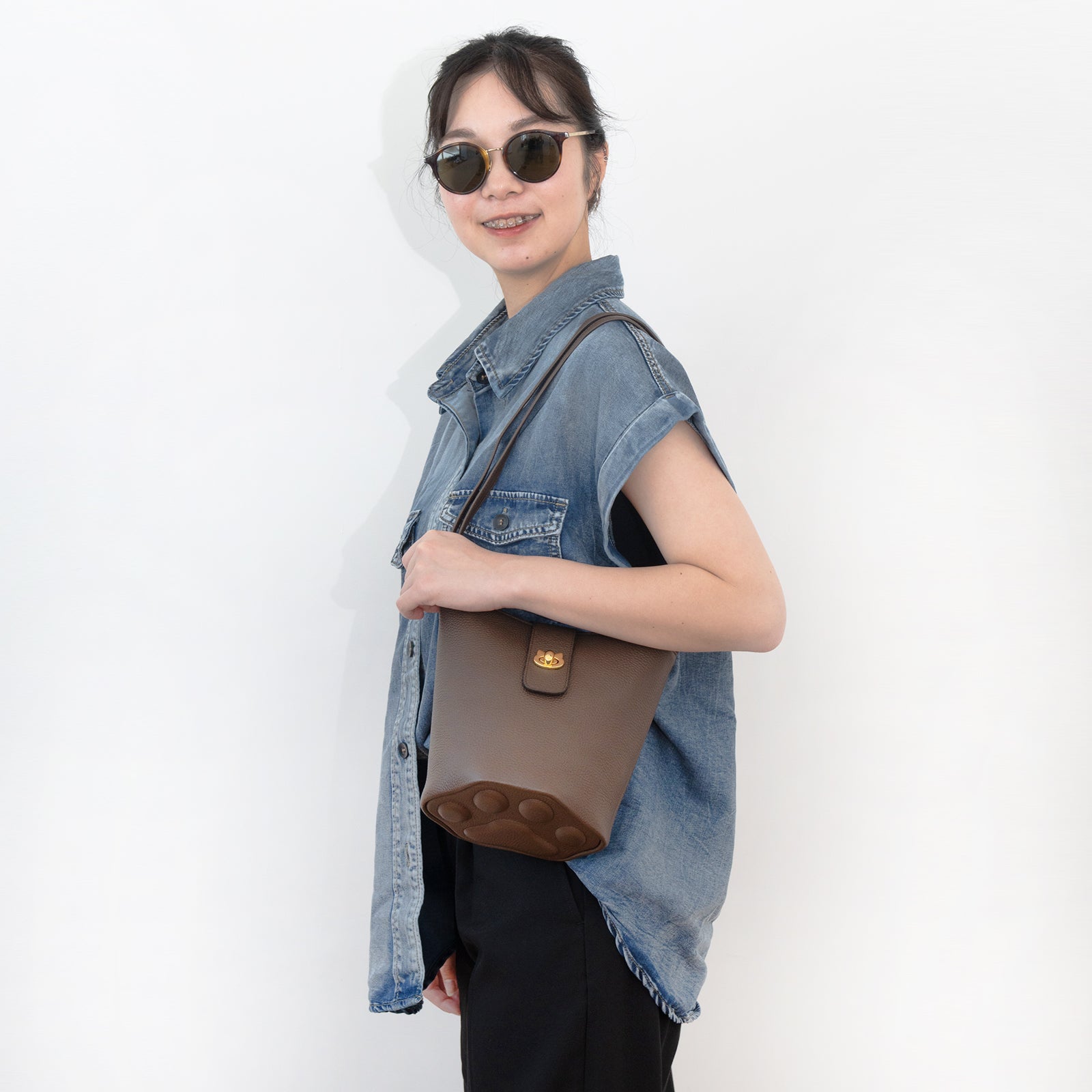 [New and Improved] Shoulder Bag PAW (Paw) Cuir Mash / Chocolate