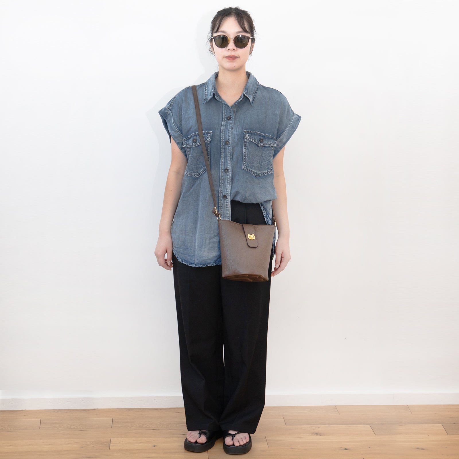 [New and Improved] Shoulder Bag PAW (Paw) Cuir Mash / Chocolate