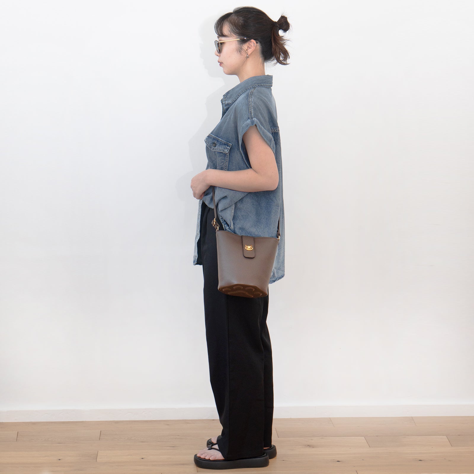 [New and Improved] Shoulder Bag PAW (Paw) Cuir Mash / Chocolate