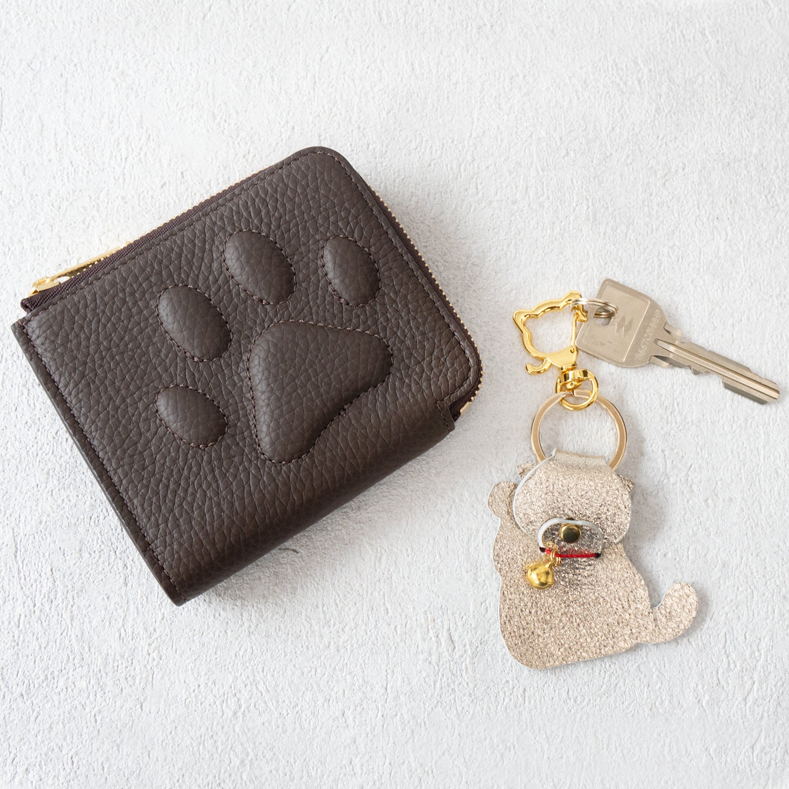 [Limited Quantity] PAW L-shaped zipper mini wallet with lucky cat charm set / Chocolate