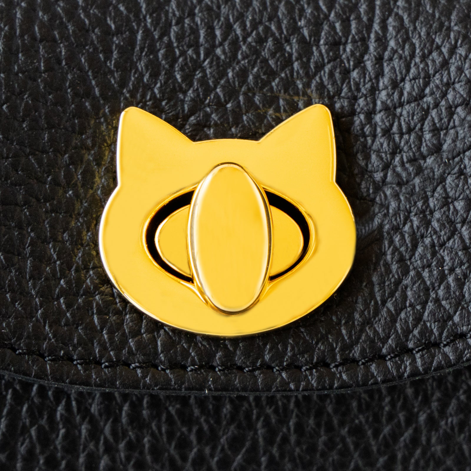 【8月限定・にゃつまつり】【数量限定】シェルポーチ CAT　キュイール・マッシュ  /  ブラック [ゴールド金具]