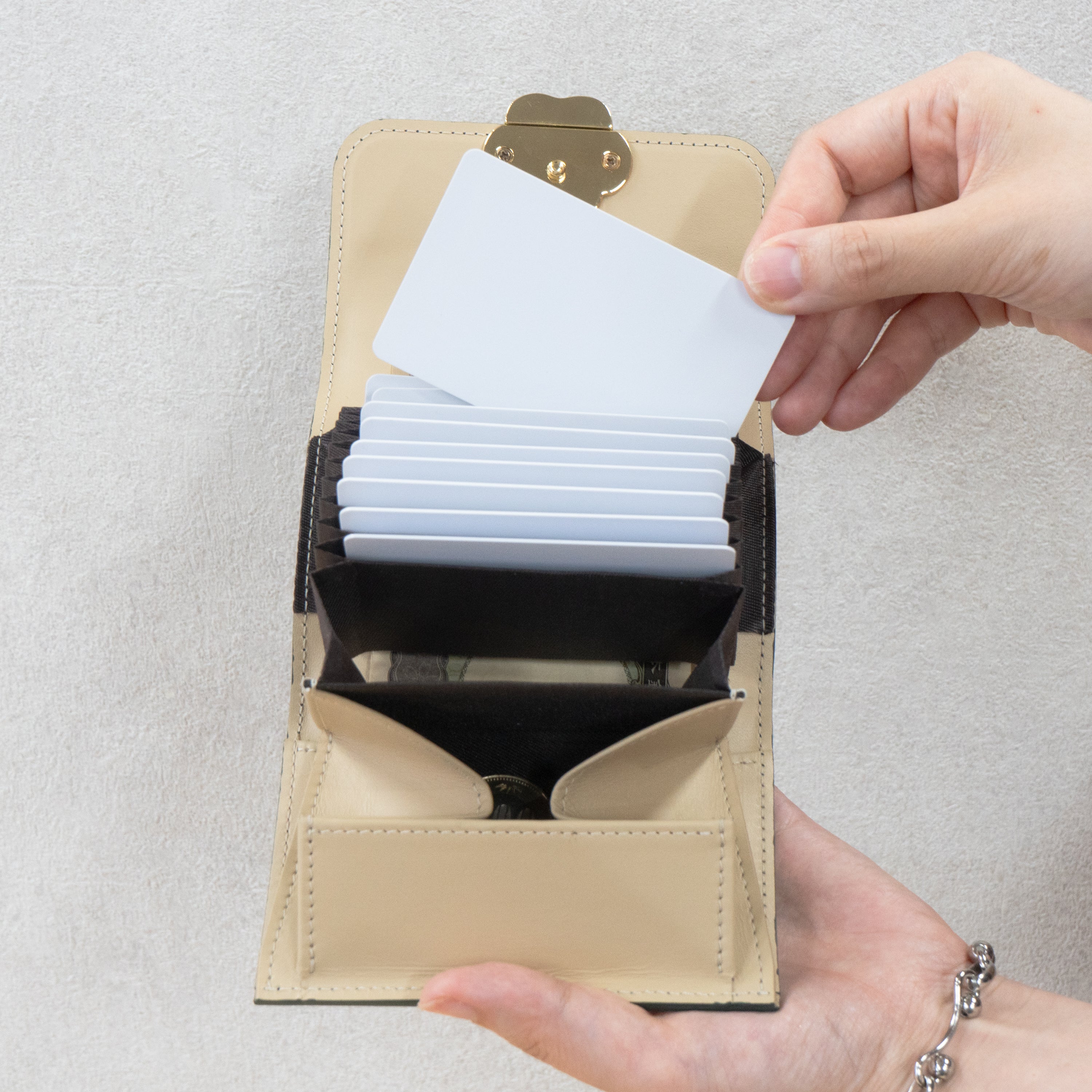 [Early Bird Discount Available] [Made to Order: June 5 (Fri) 22:00 - June 14 (Sun)] PAW Plate Mid-Wallet / Emerald