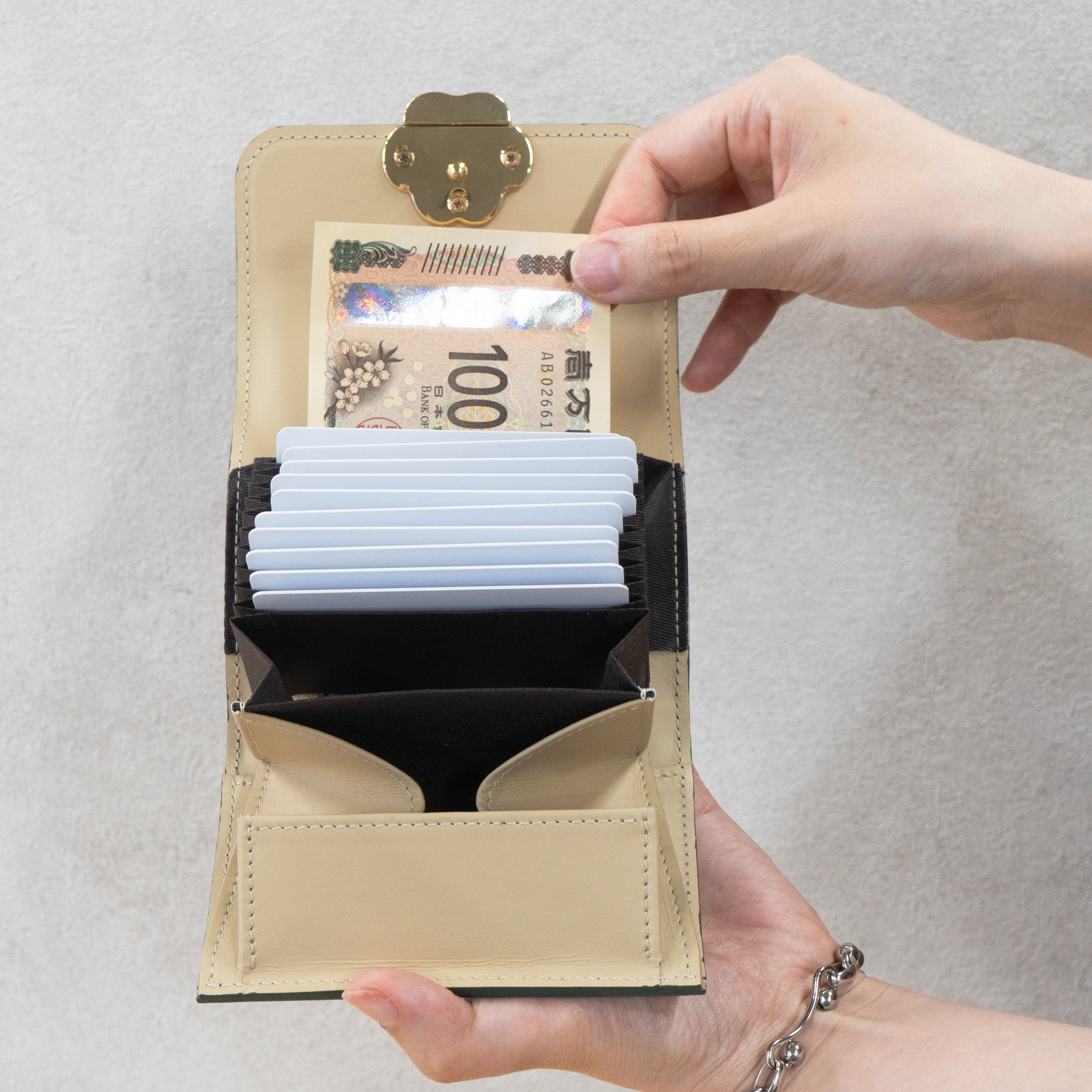 [Early Bird Discount Available] [Made to Order: June 5 (Fri) 22:00 - June 14 (Sun)] PAW Plate Mid-Wallet / Emerald